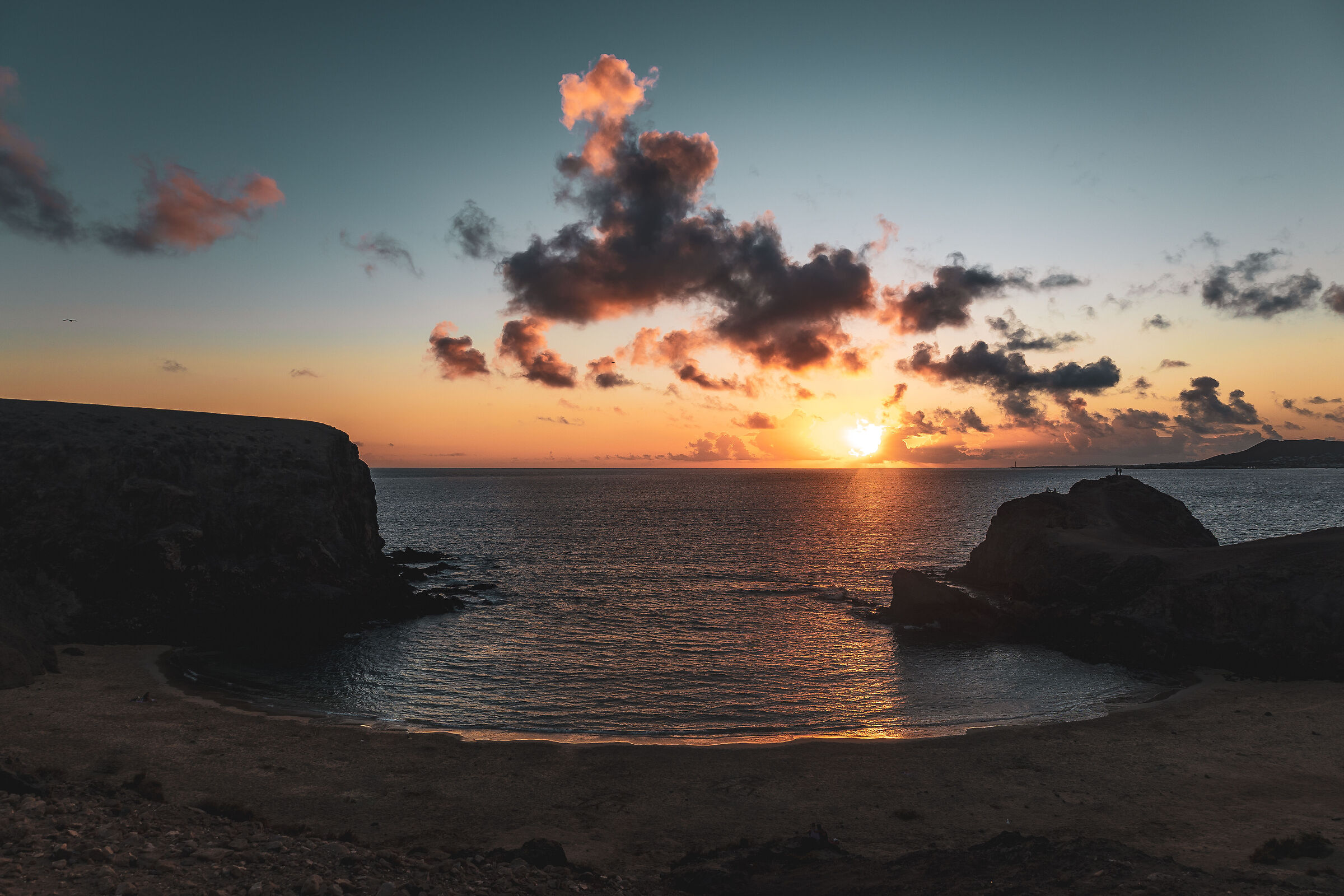 playa del papagayo al tramonto