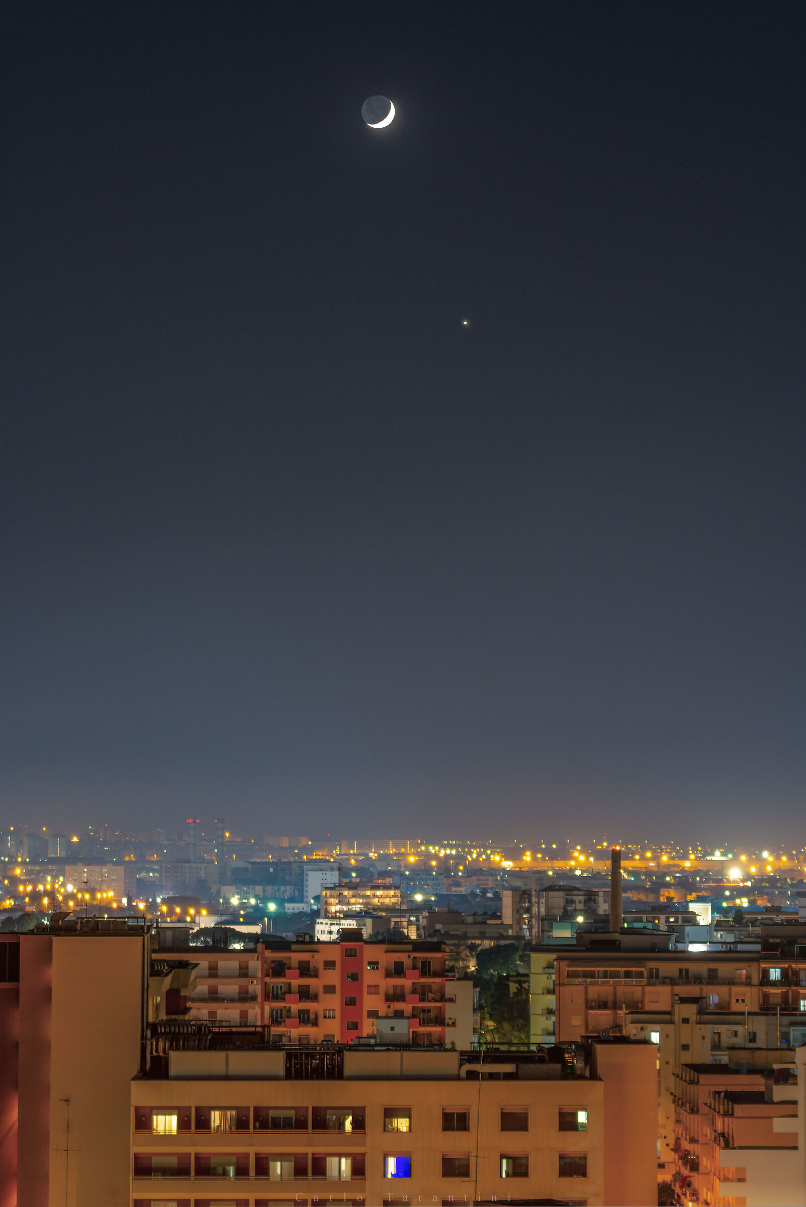 Luna al tramonto su Bari