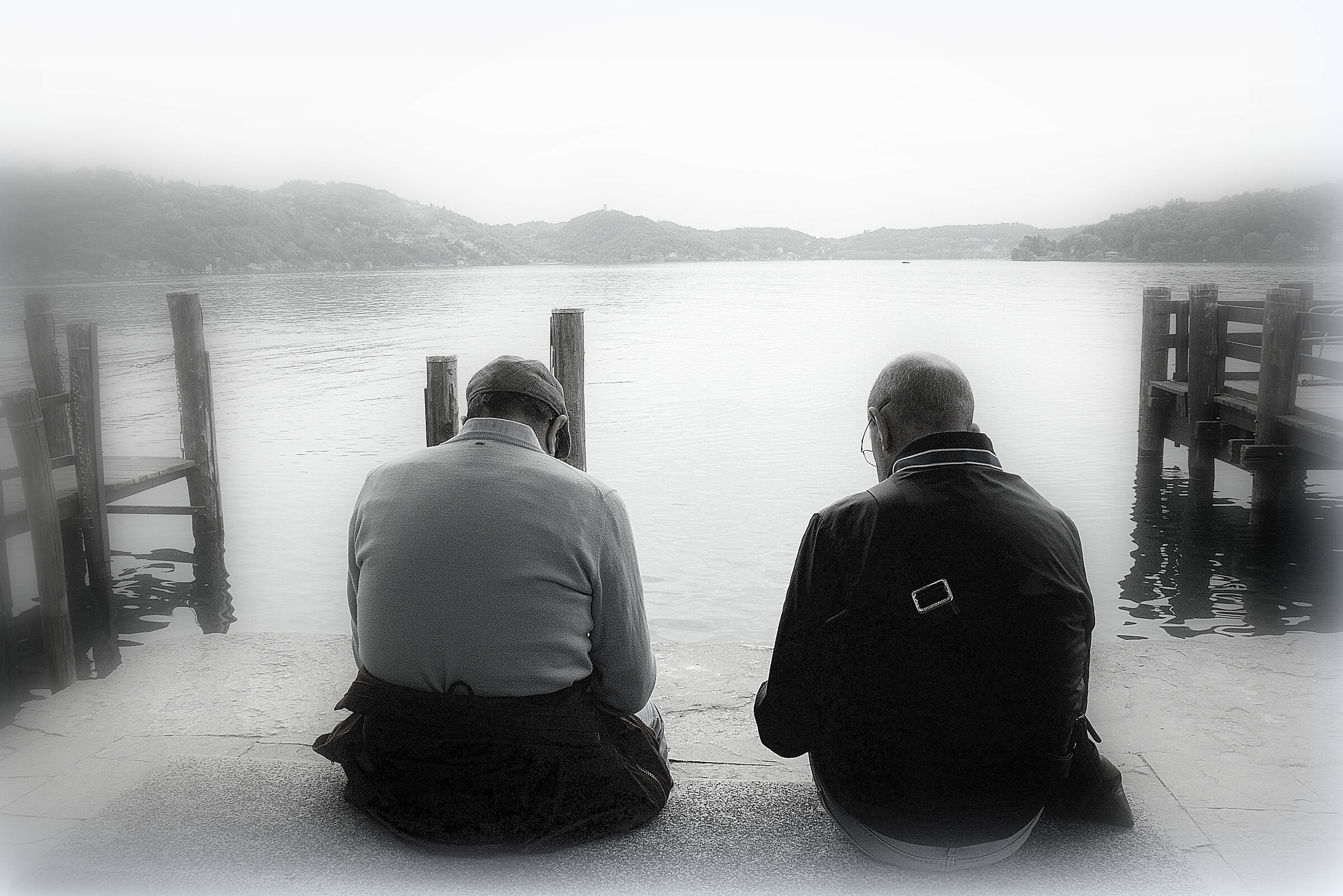 Between fog and lake