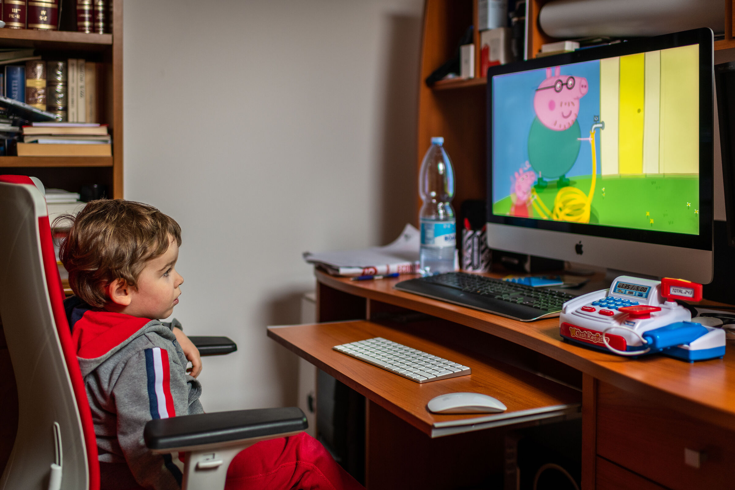 Grandpa, if you want to use the PC you have to pay 1 euro.