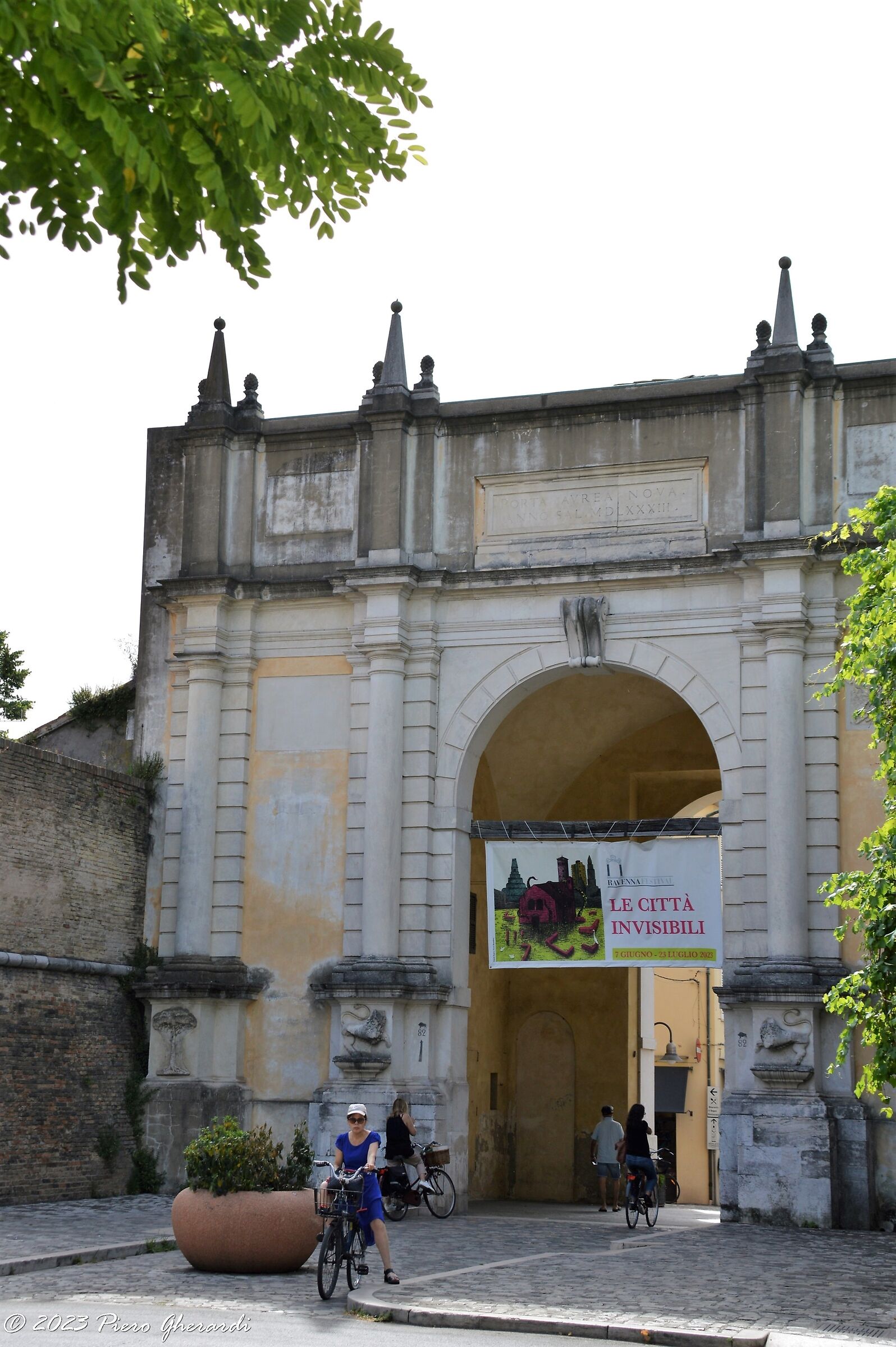 Porta Adriana