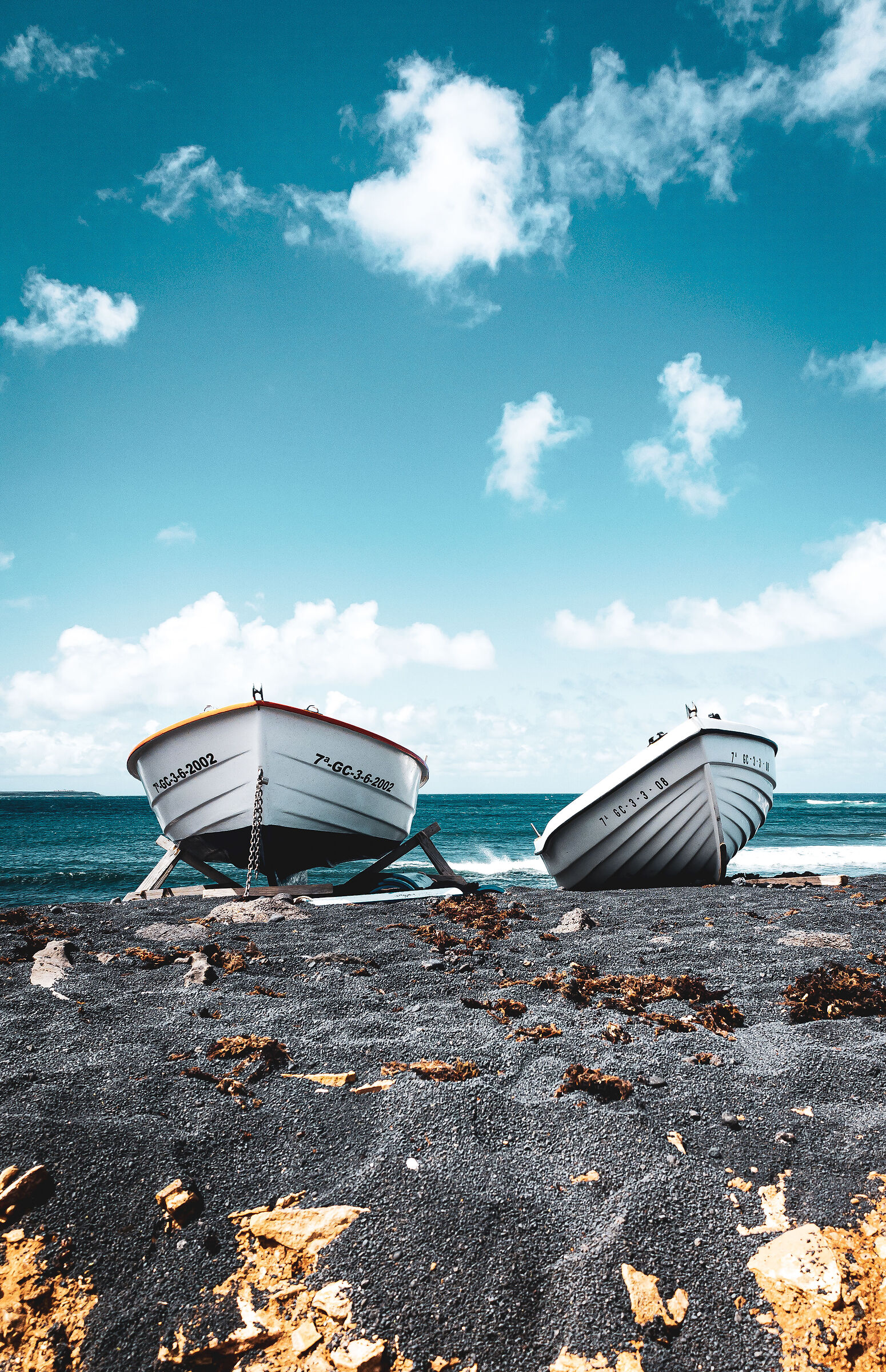 barche e spiaggia nera