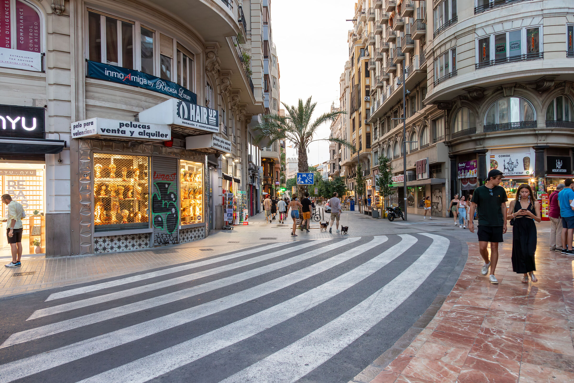 Through the streets and squares of Valencia
