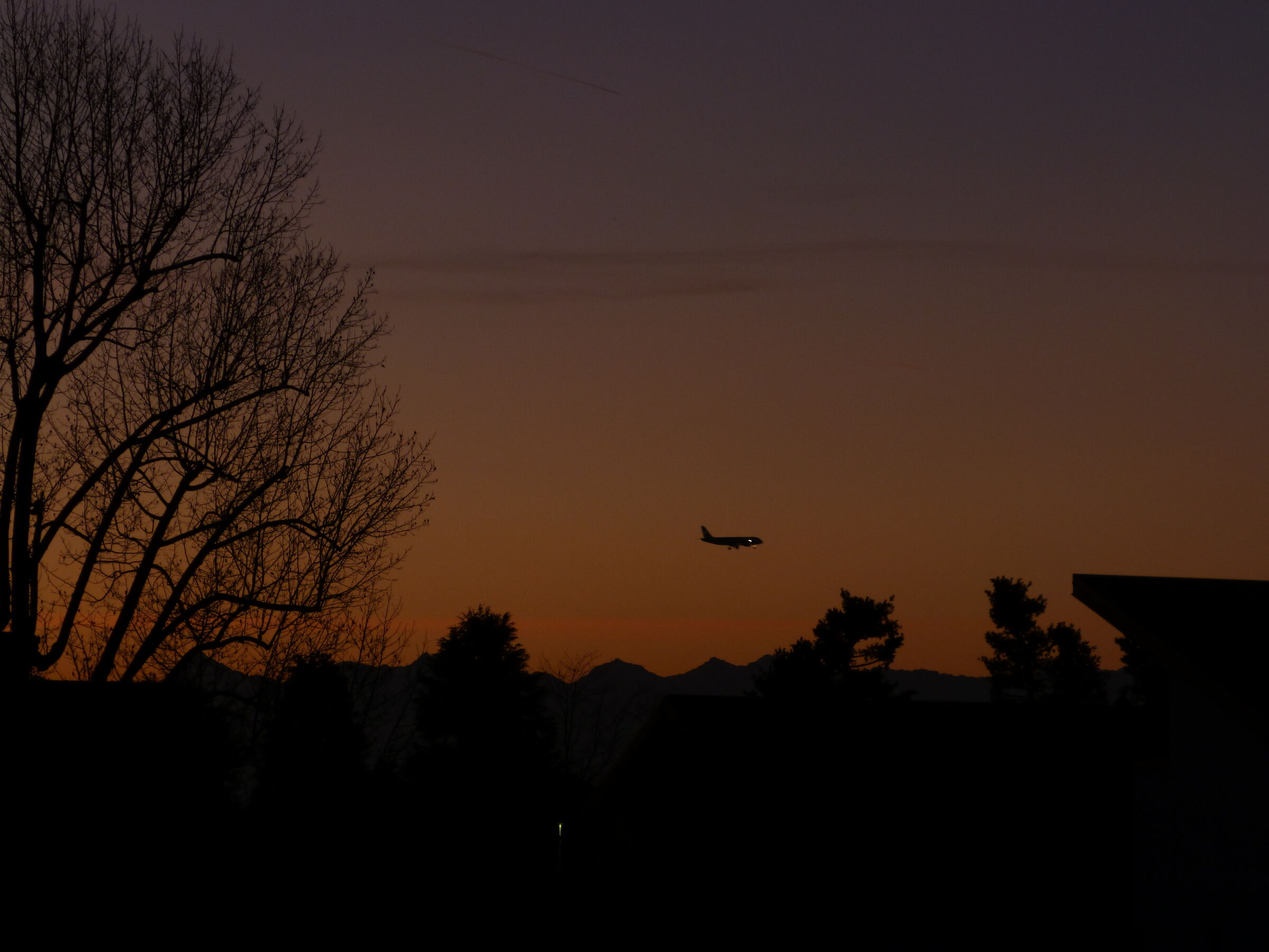 Tramonto con aereo in fase di atterraggio