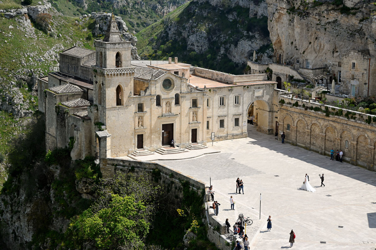 The Bride is late...