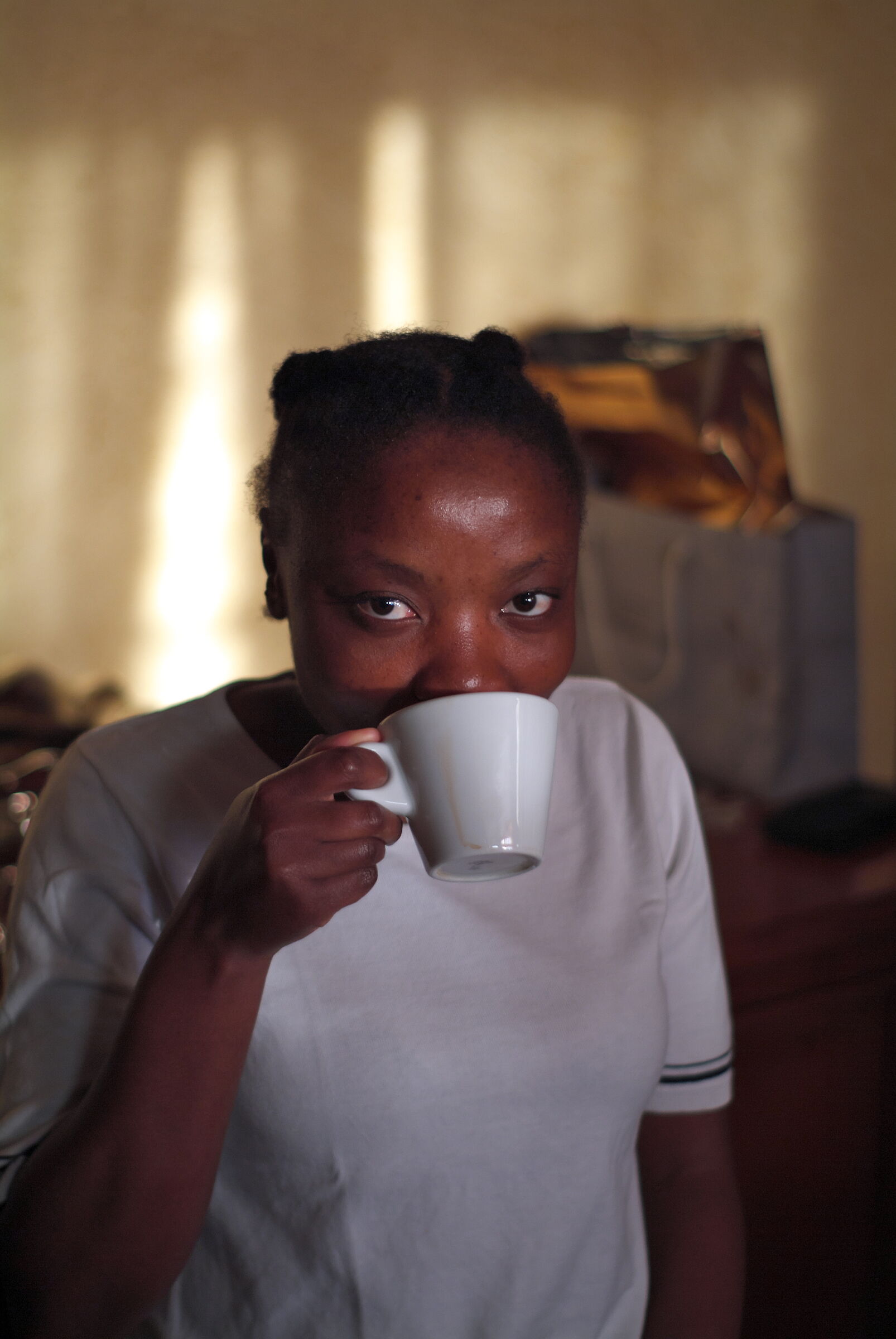 Ervane, Ragazza che beve un cappuccino