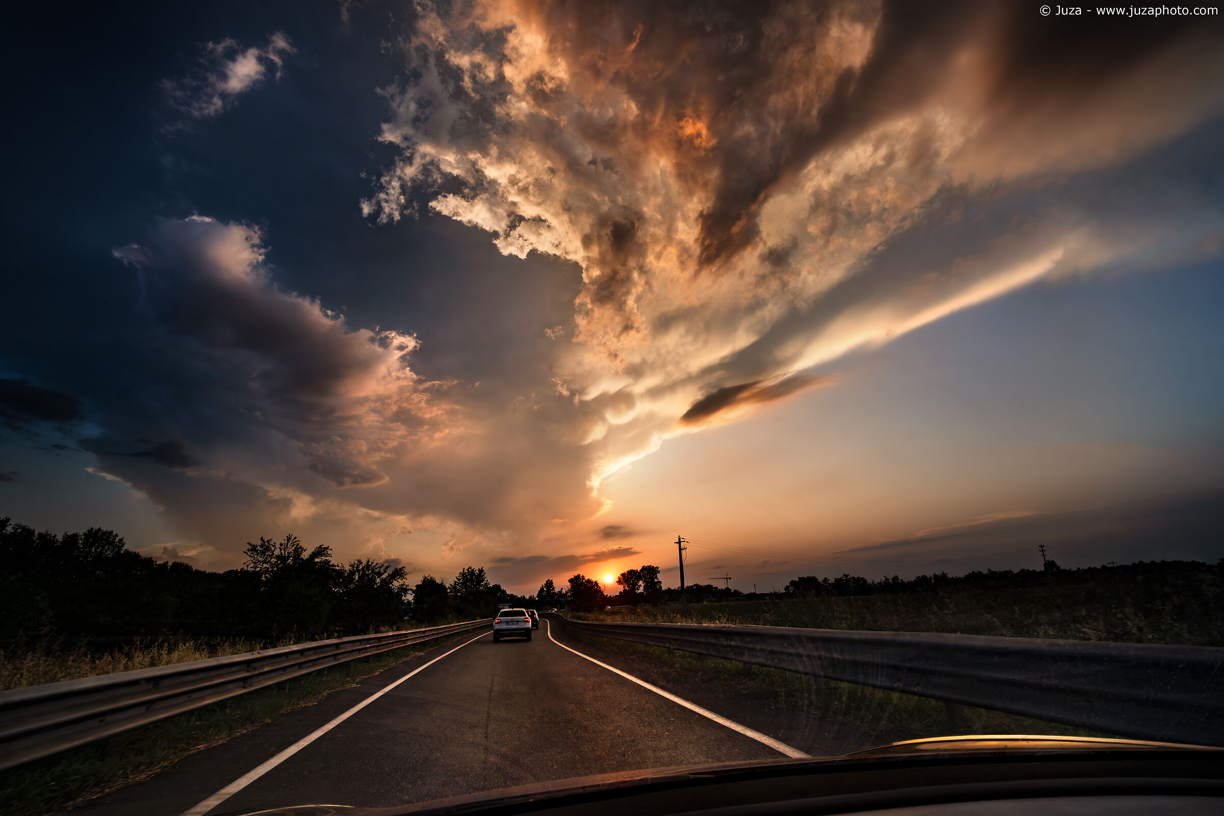Guidando al tramonto