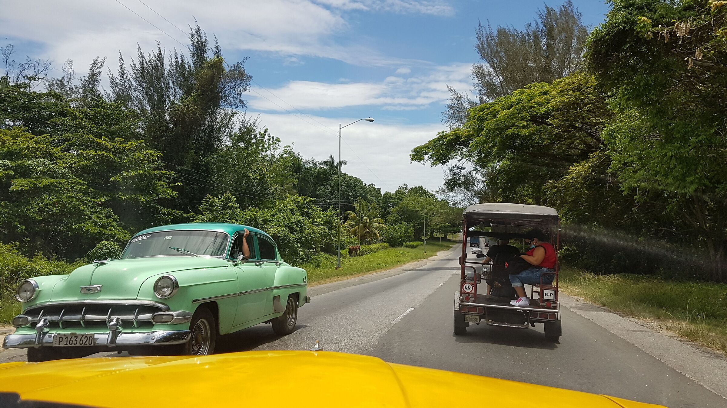 Observando cuba desde el taxi amarillo