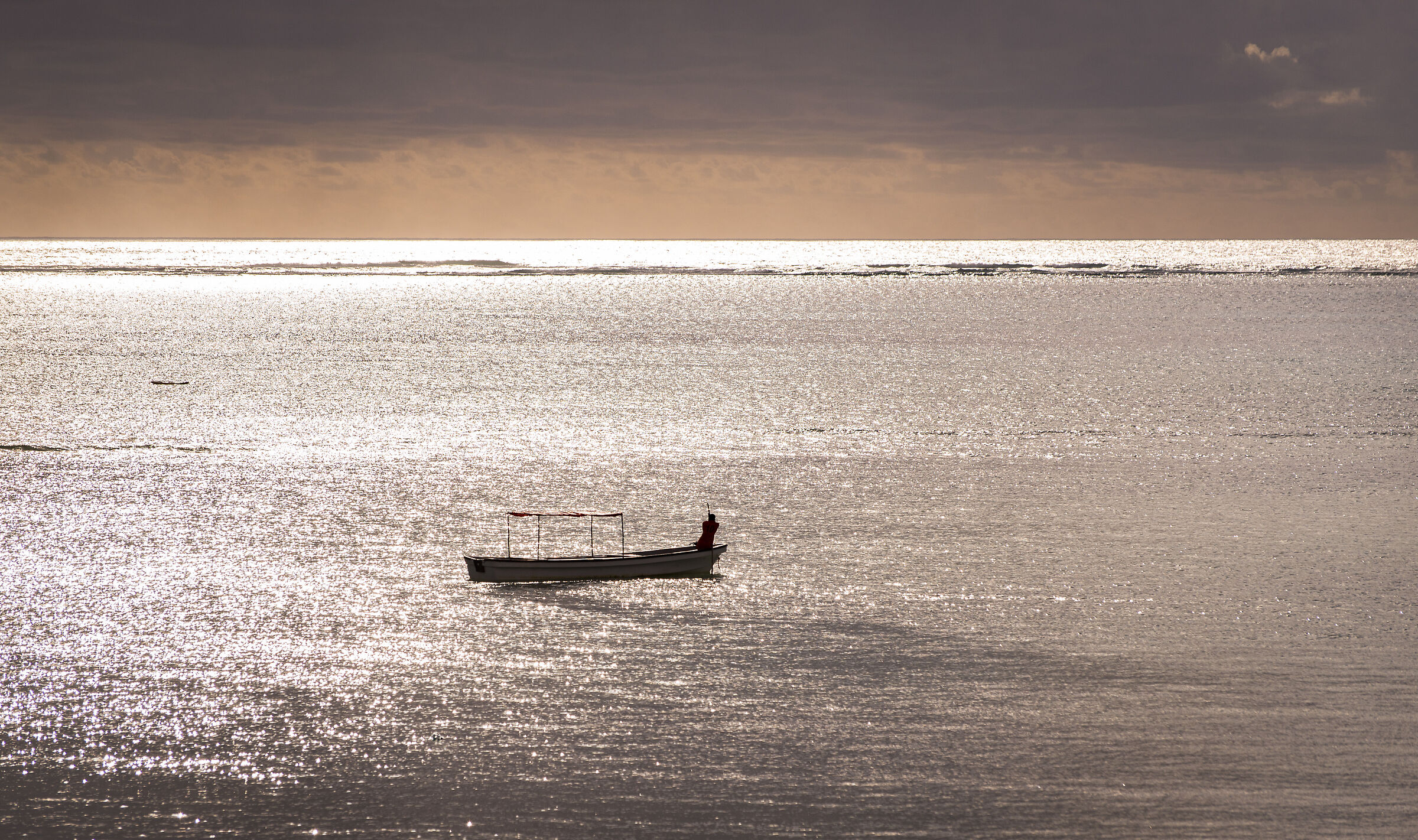 L'Oceano Indiano accoglie un pescatore tra le sue acque