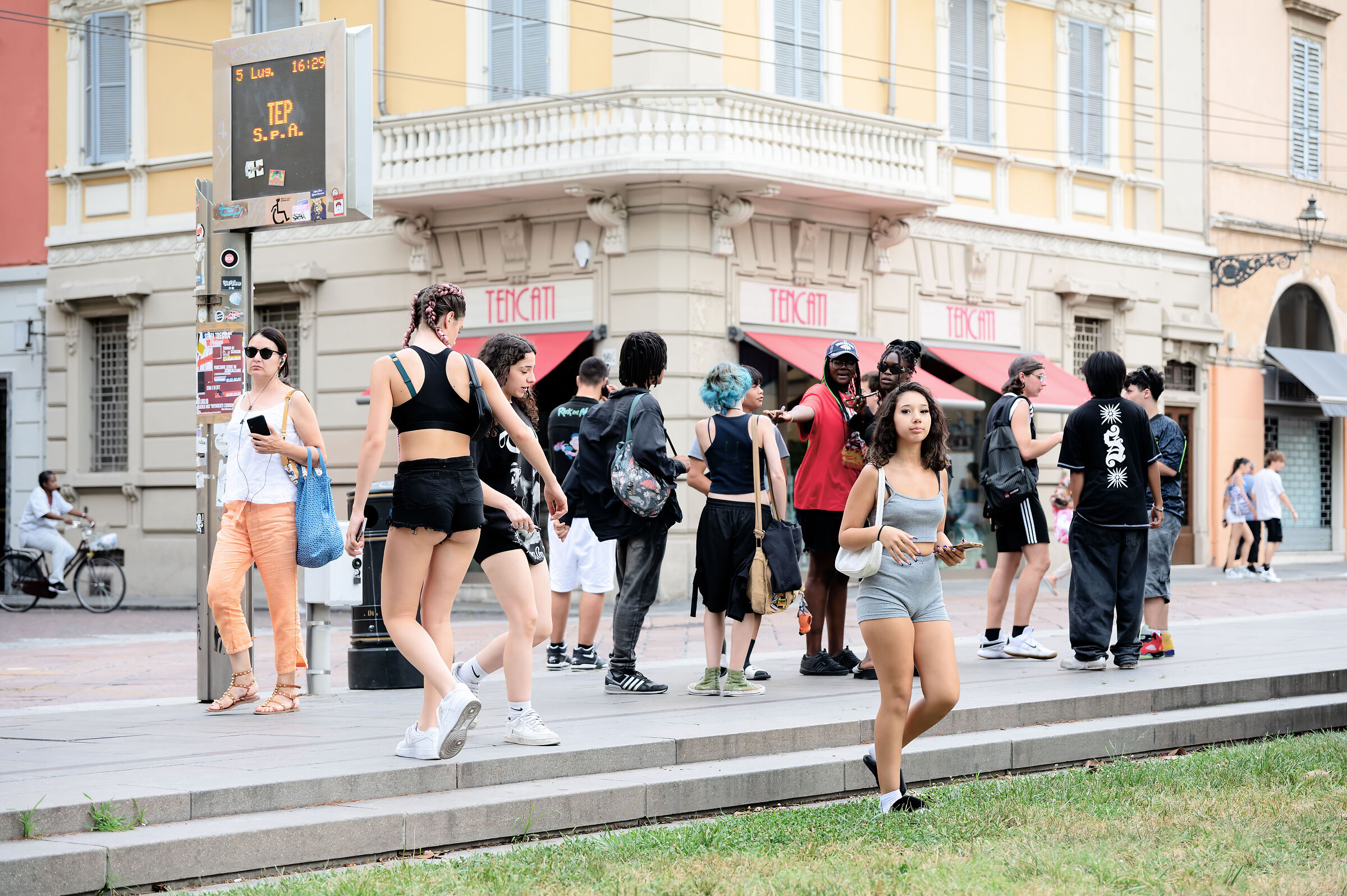 Alla fermata dell'autobus