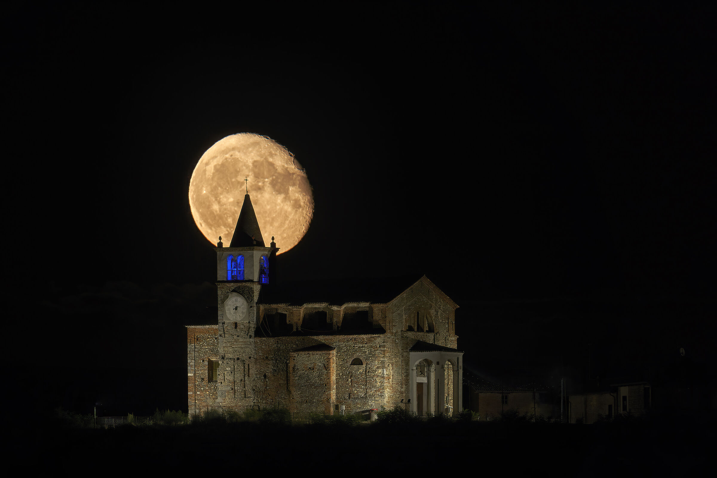la luna sorge dietro alla chiesa del mio paese