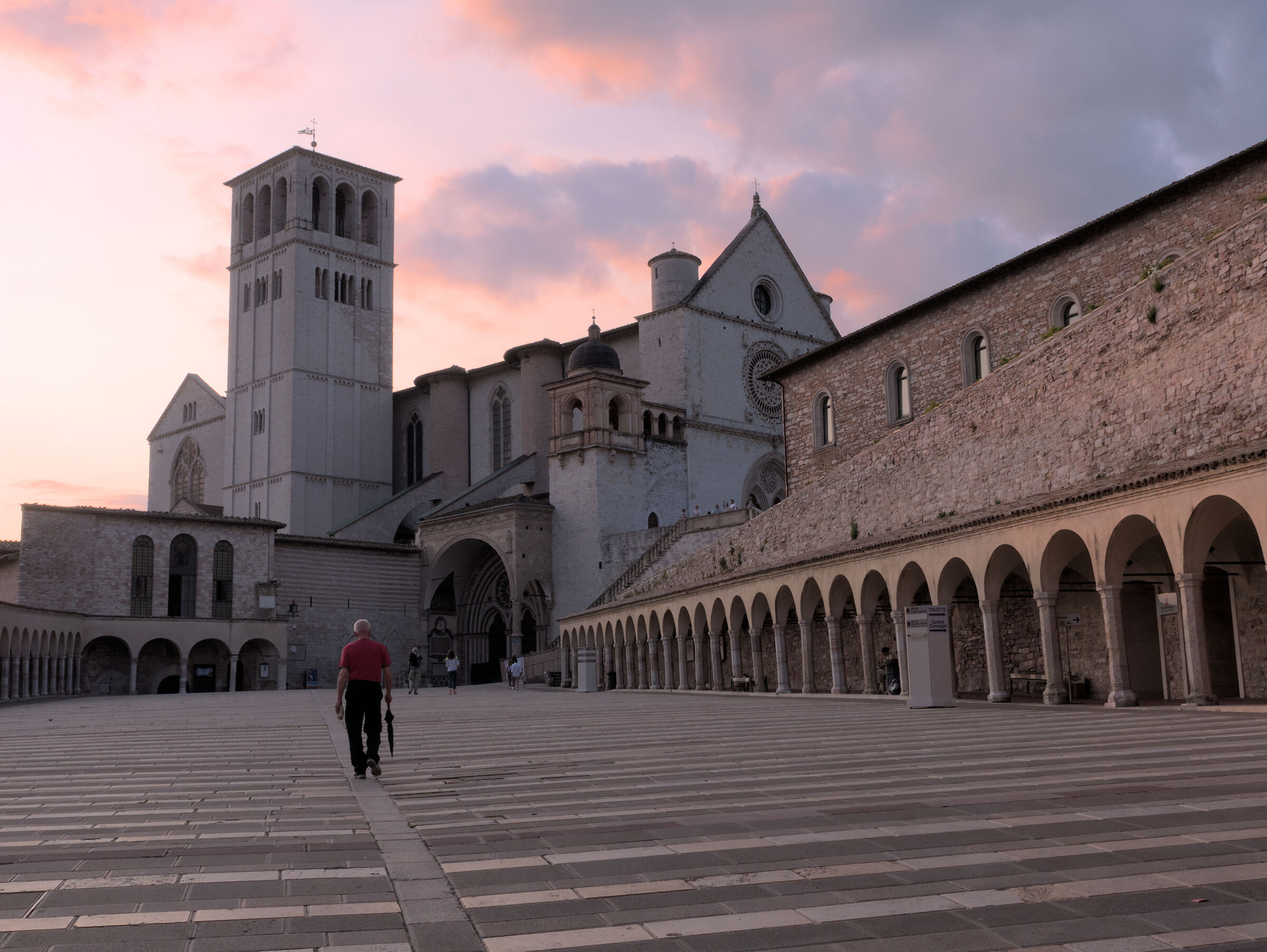 Verso la basilica, con un ombrello