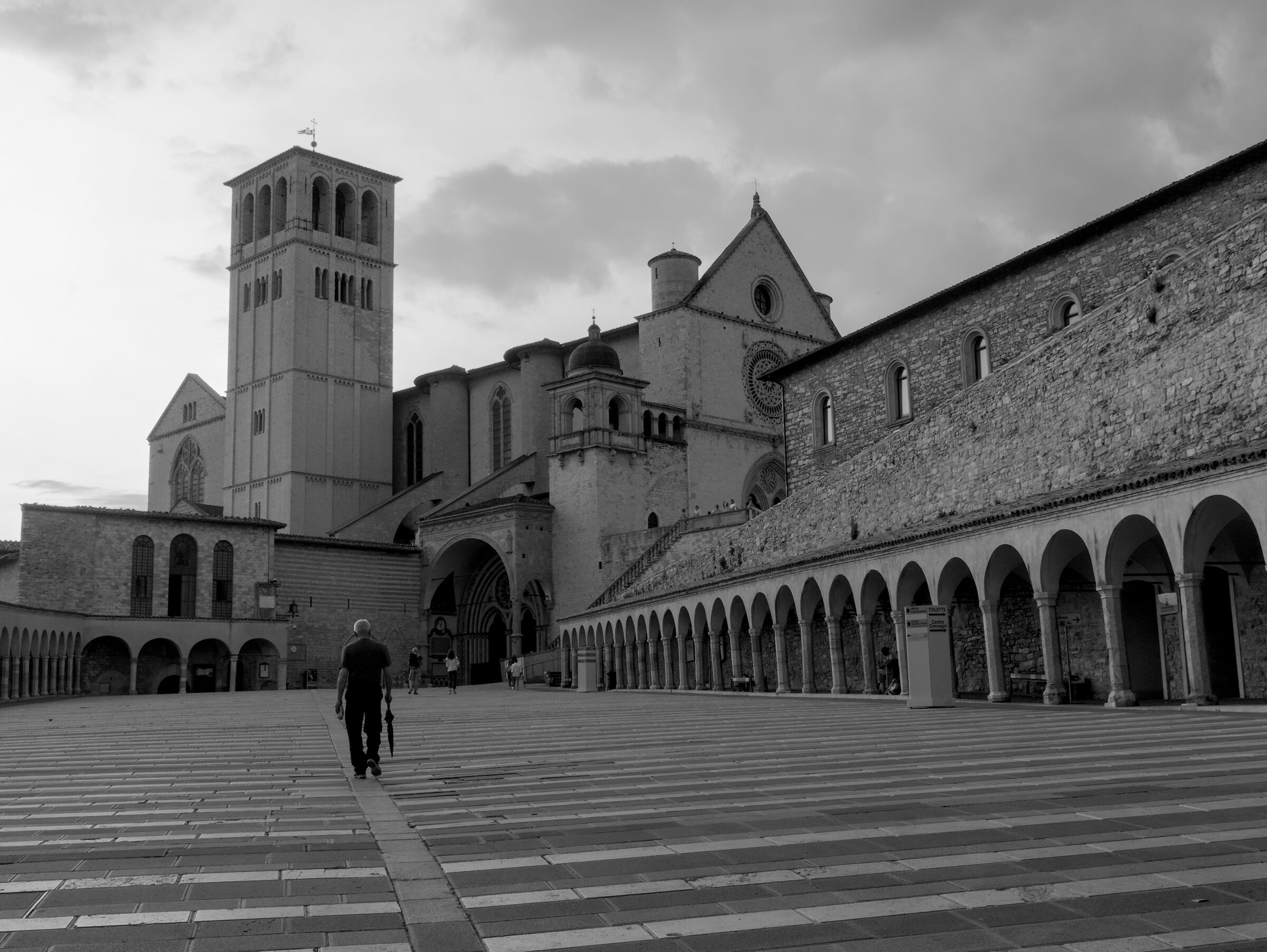 Verso la basilica, con un ombrello BW