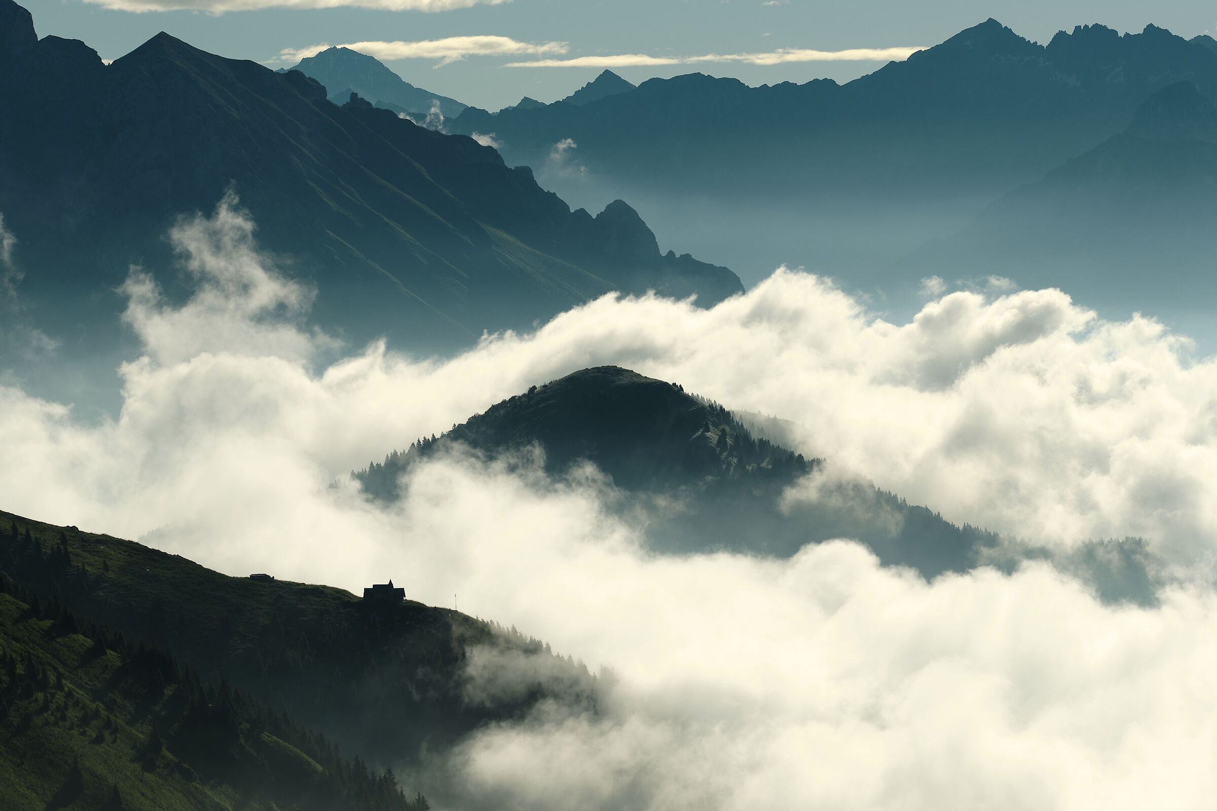 Strati di Nuvole e Monti