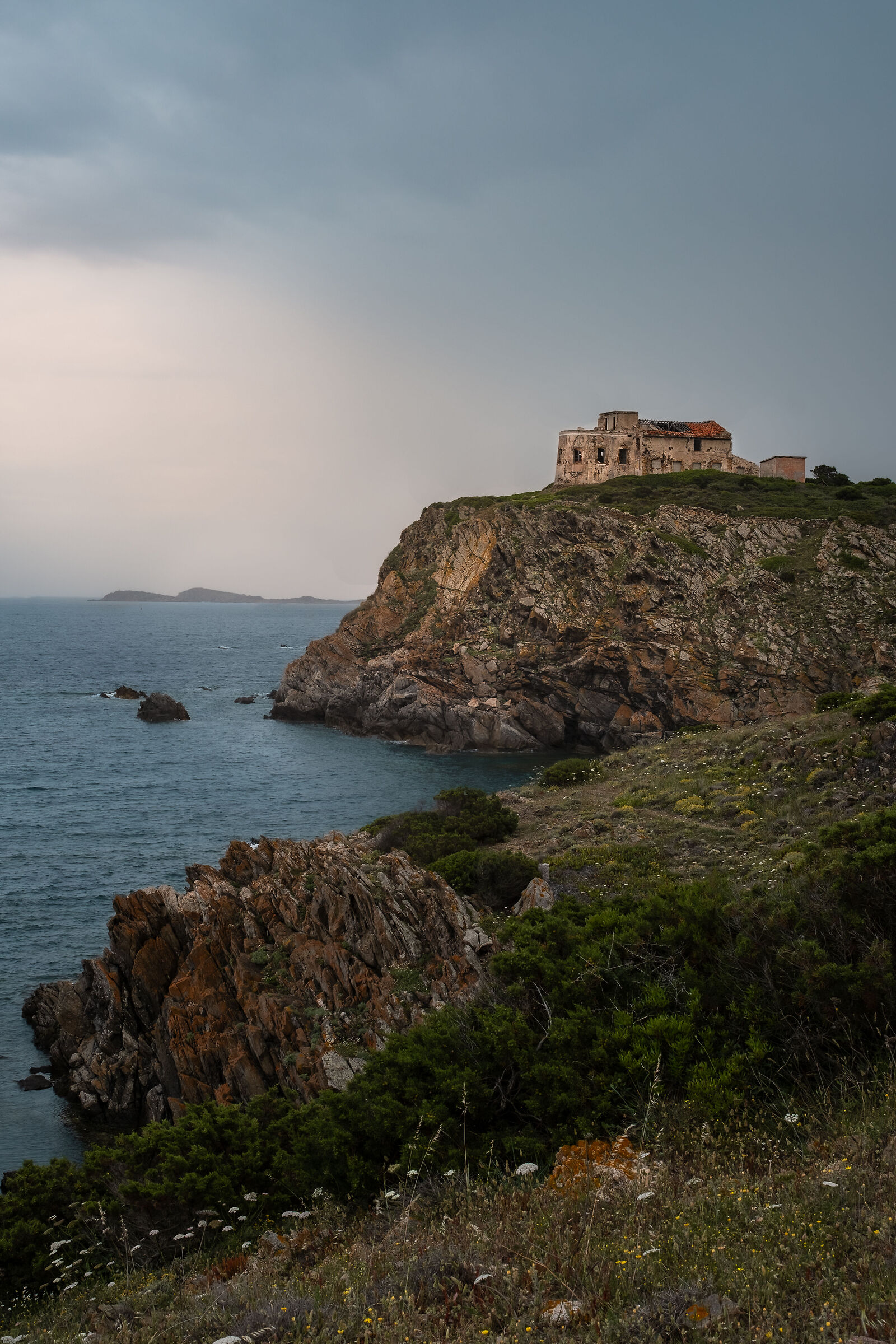 Il mio posto è una casa in rovina sulla cima della sc...