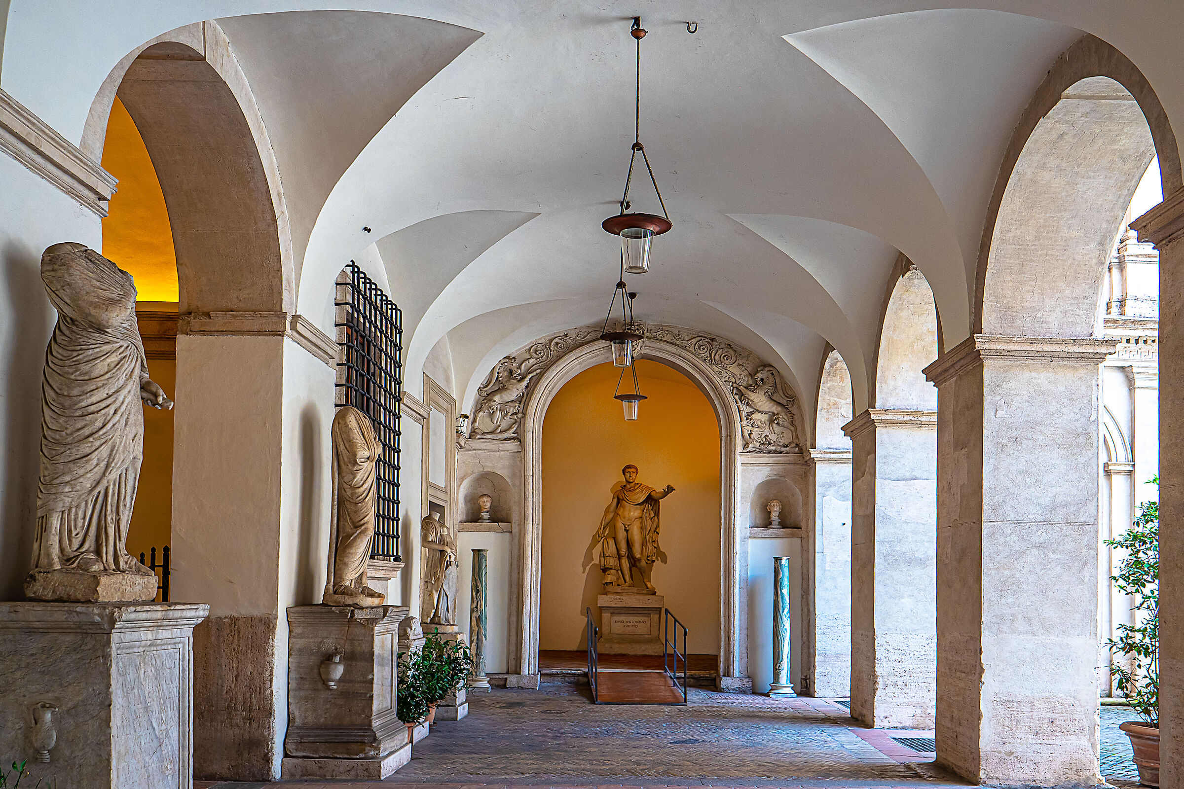 Ingresso ai piani dal cortile