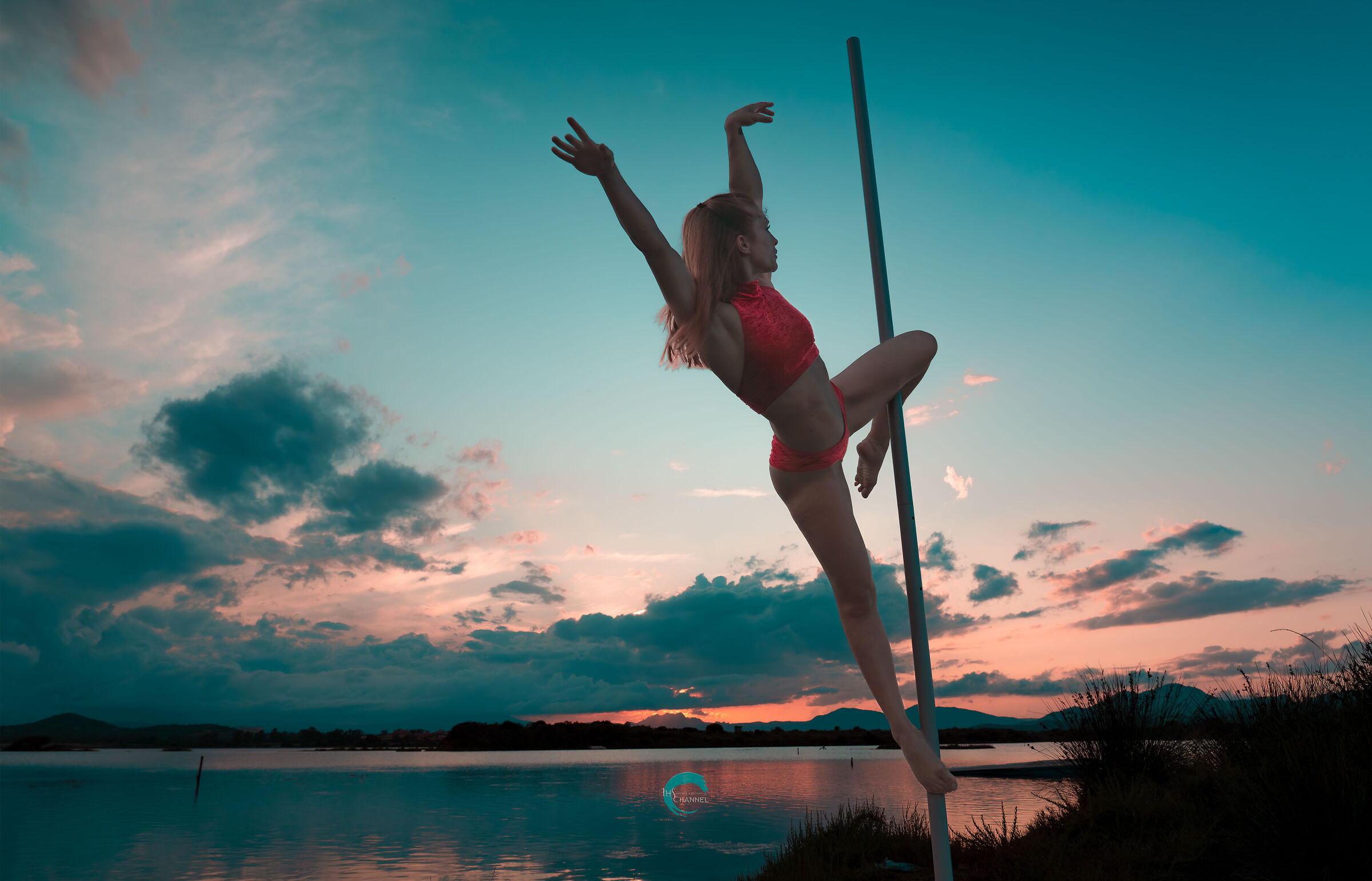 Pole dance al tramonto