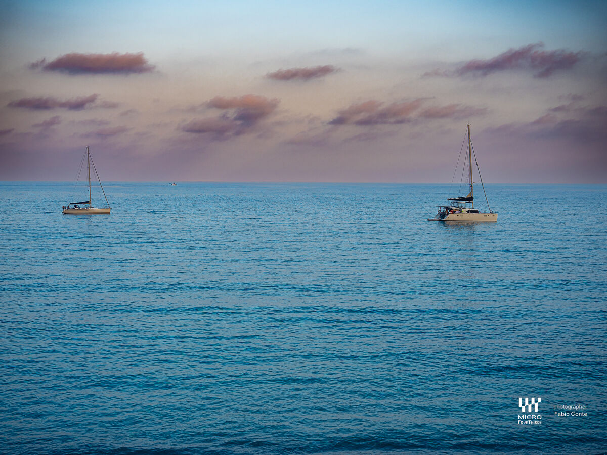 Al tramonto in mezzo al mare