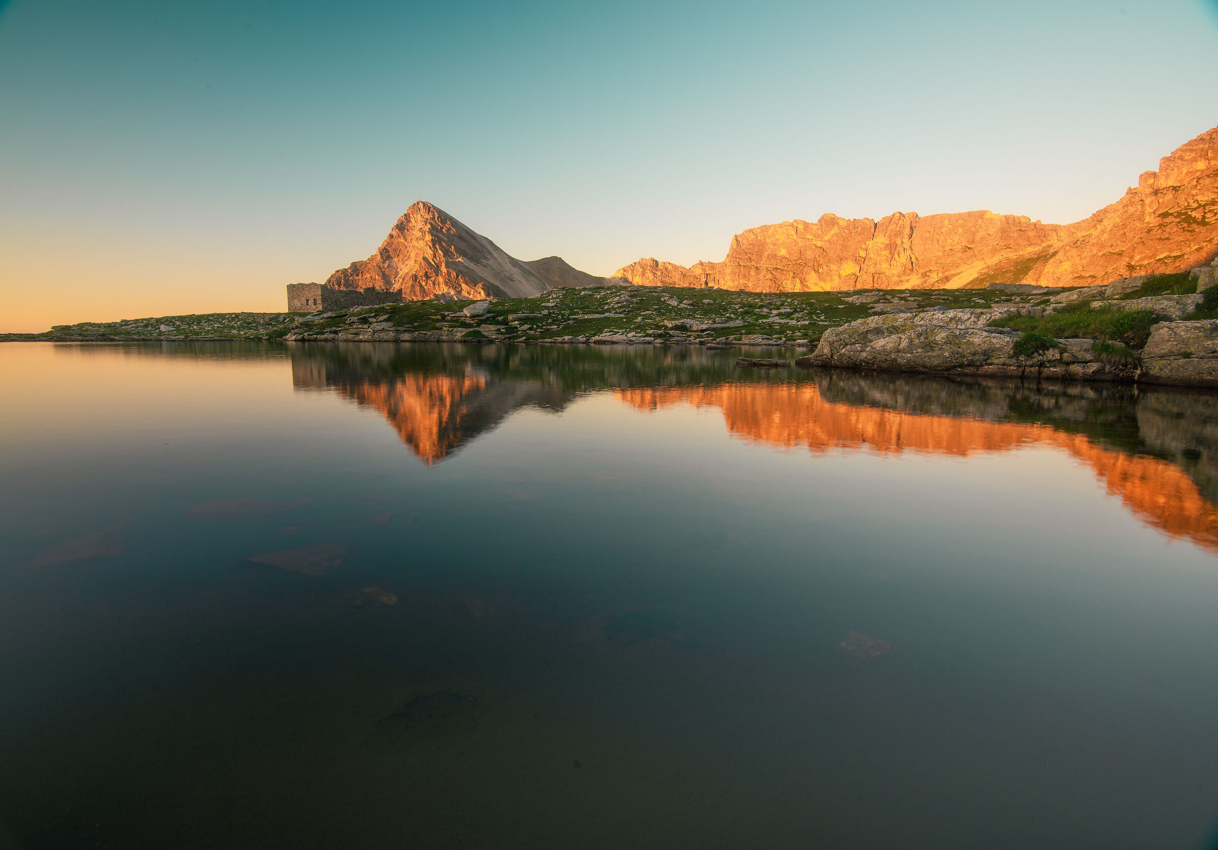 Alba al lago Camoscera sul Monte Chersogno