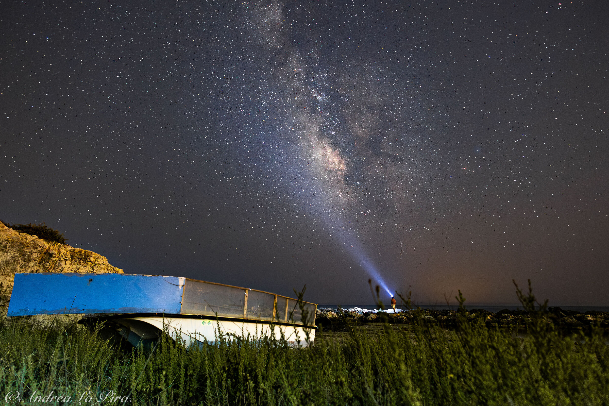 con la testa in aria