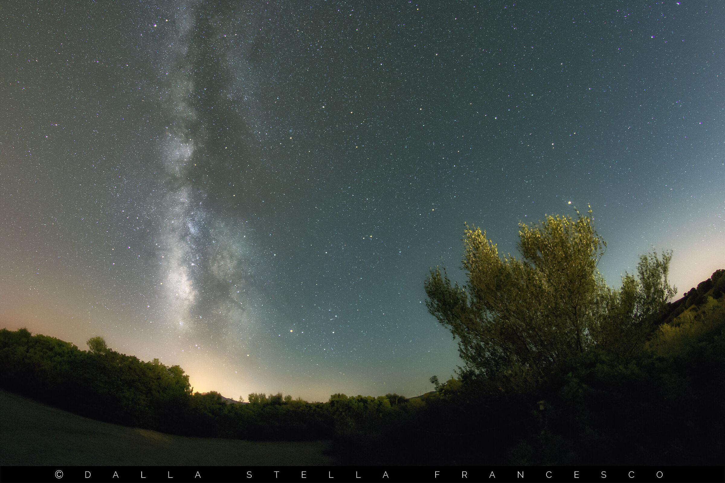 Airglow and Milky Way on the vertical