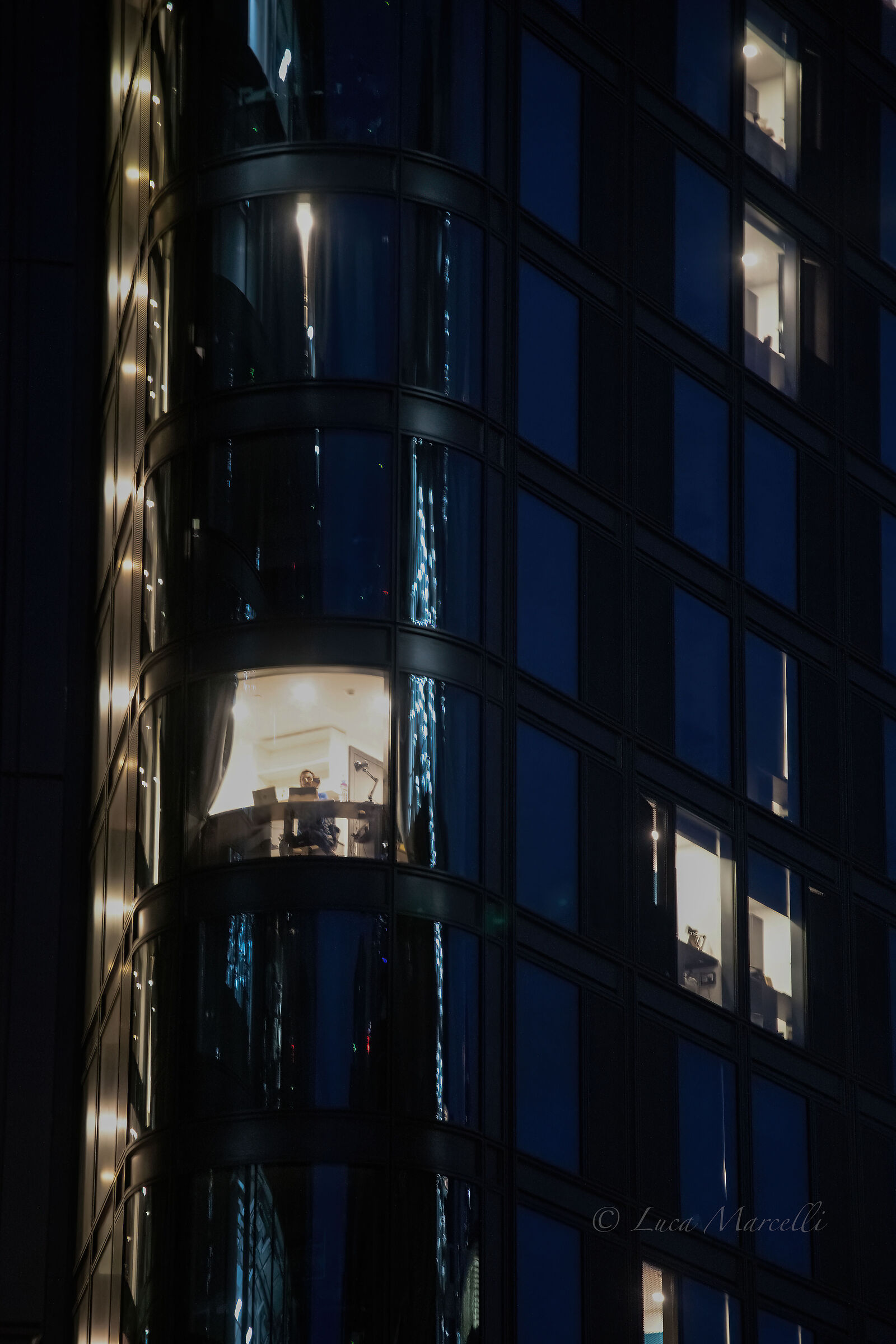 London 23pm - Last man working