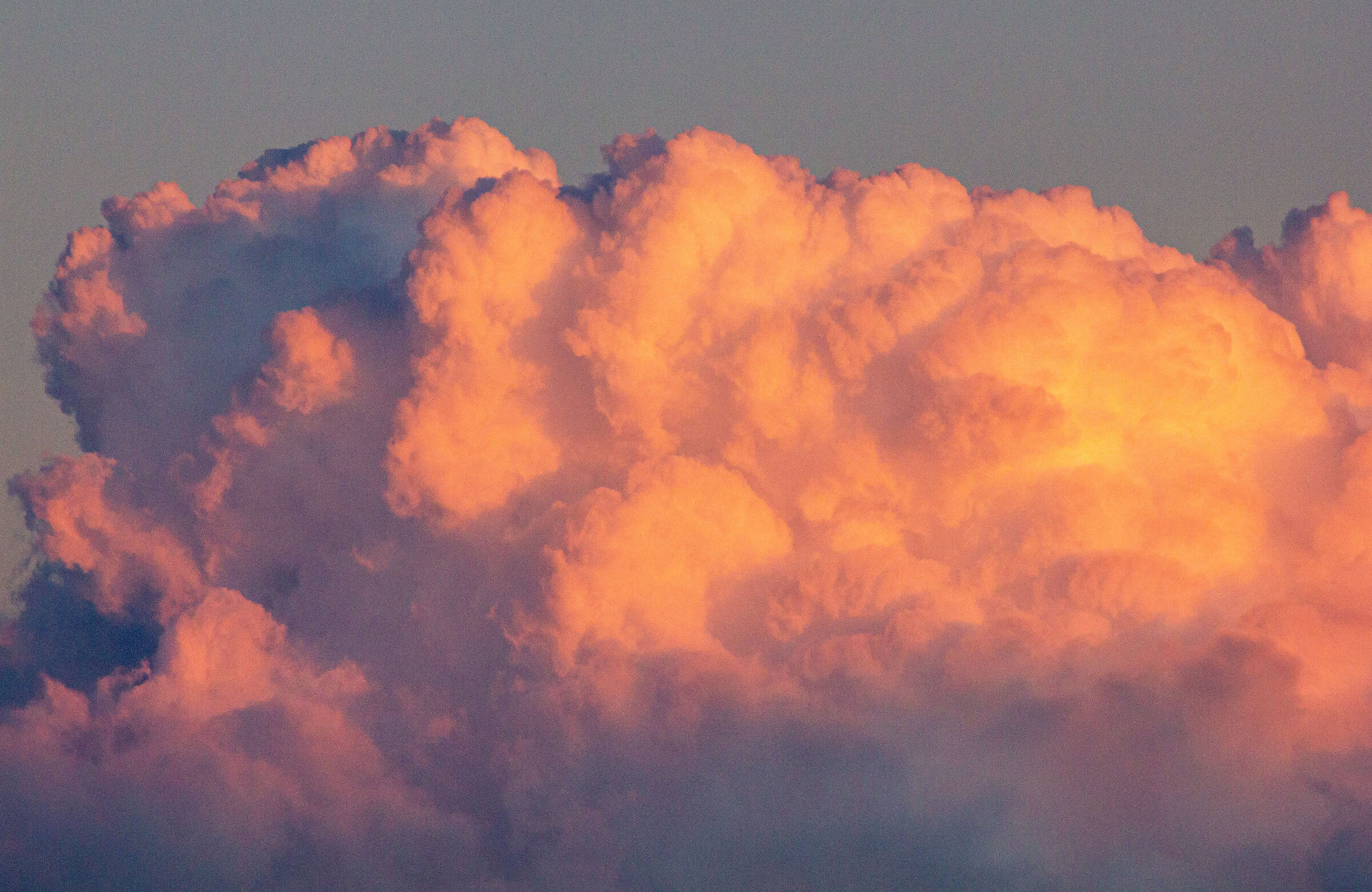 Nuvola con i colori del tramonto