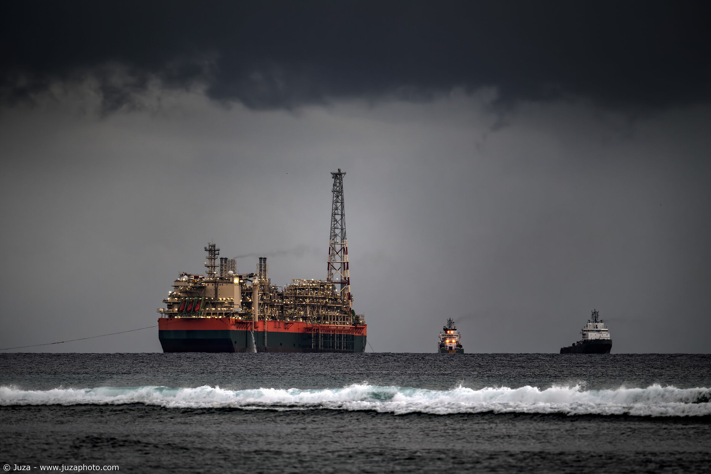 Drill ship al largo di Port Luois
