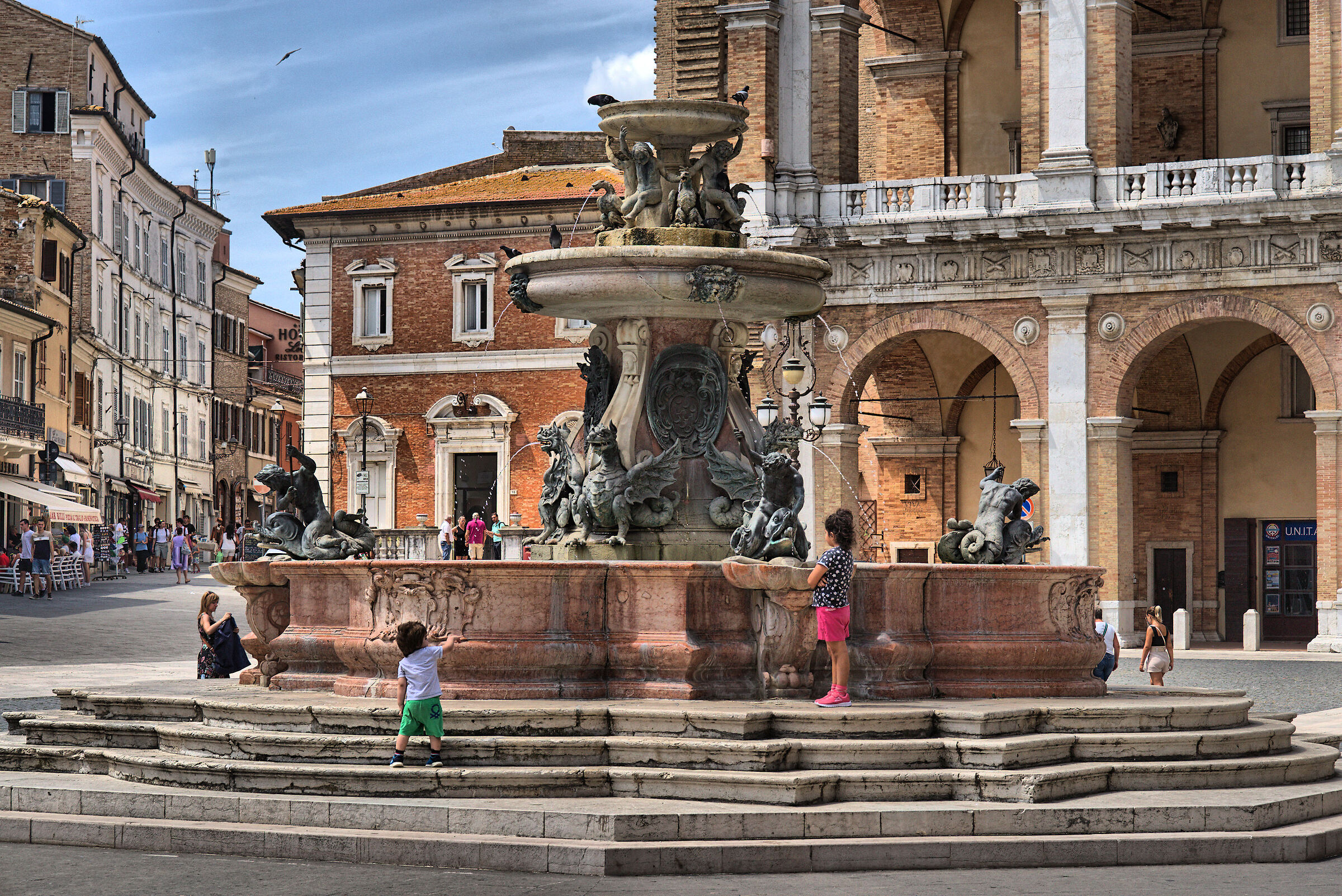 Fontana della piazza della basilica di Loreto