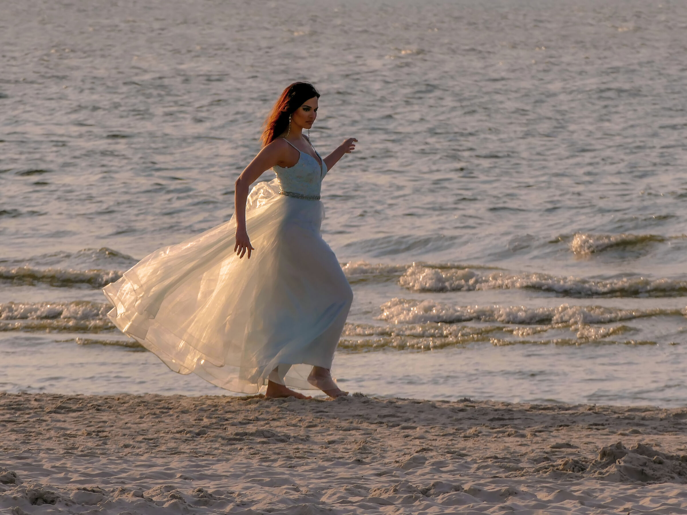Una ragazza sulla spiaggia