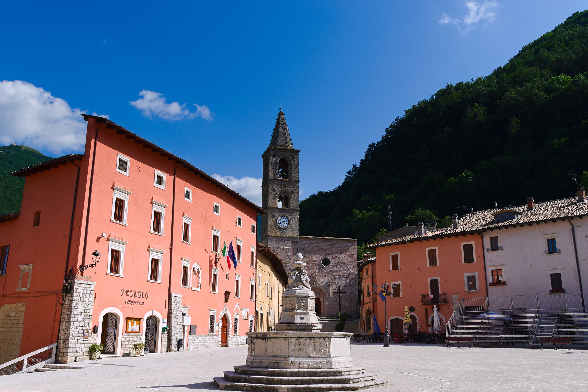 Leonessa - Piazza VII Aprile (31 mm.)