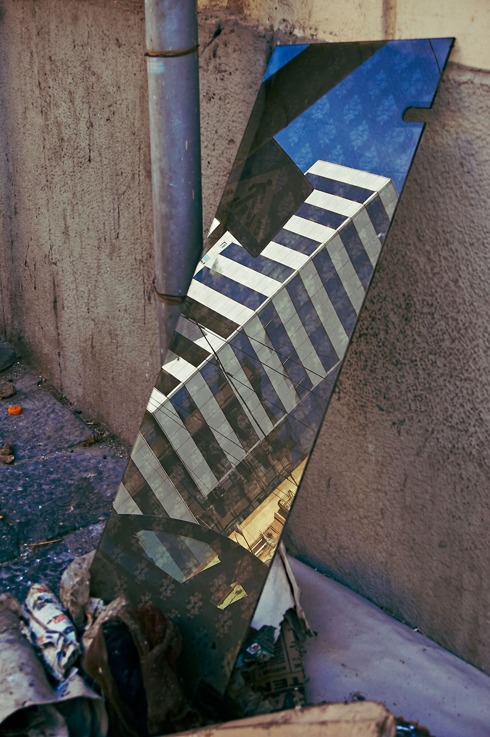 Contrasts: modernity and degradation