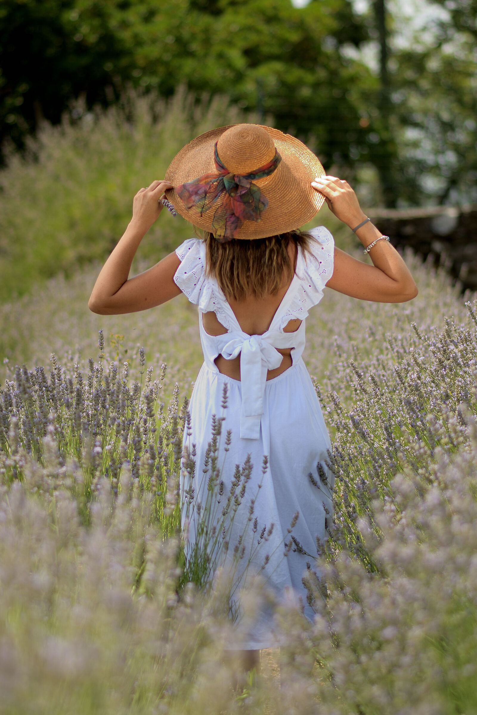 Tiziana dans le champ de lavande en Provence