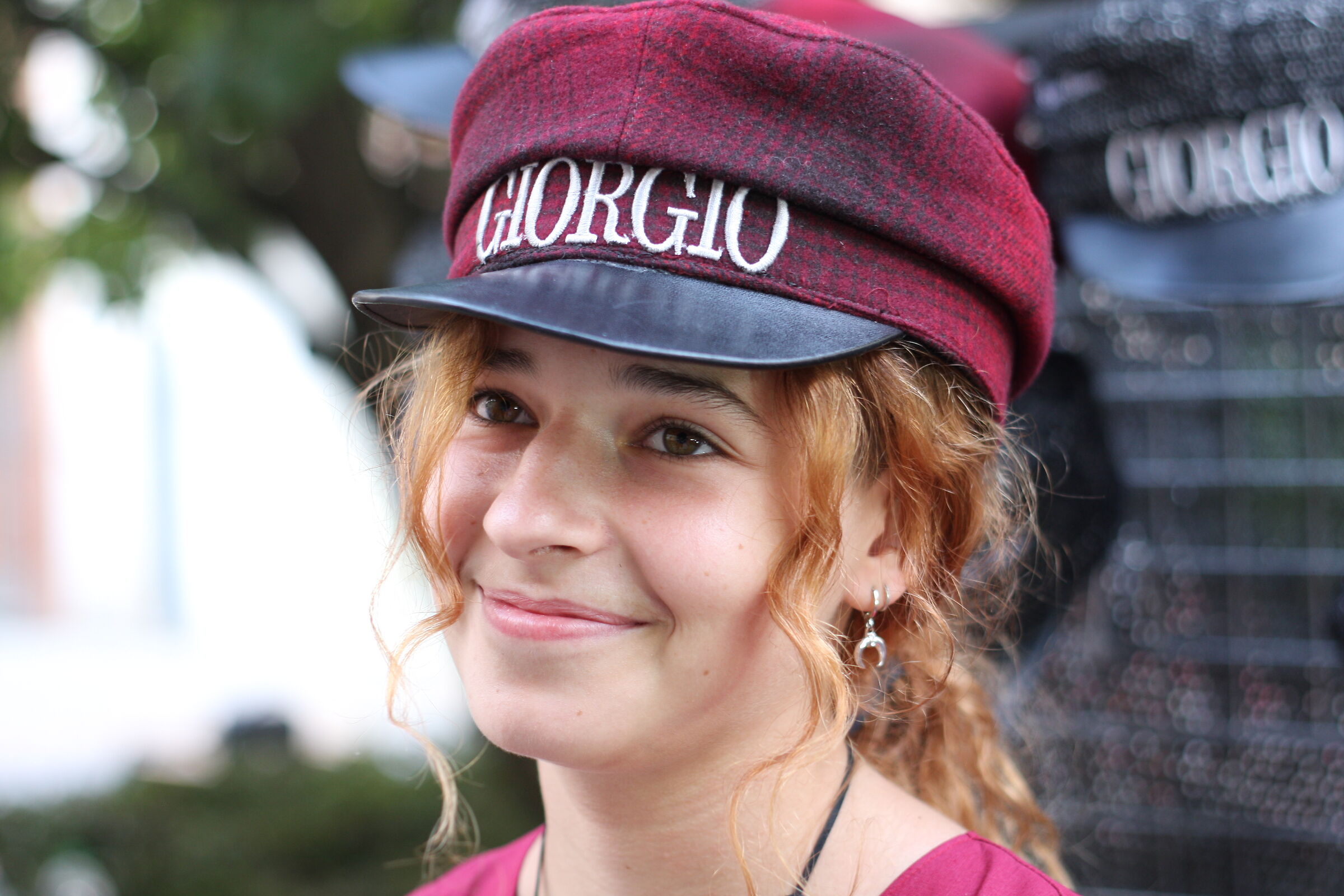 provare i cappelli al mercato