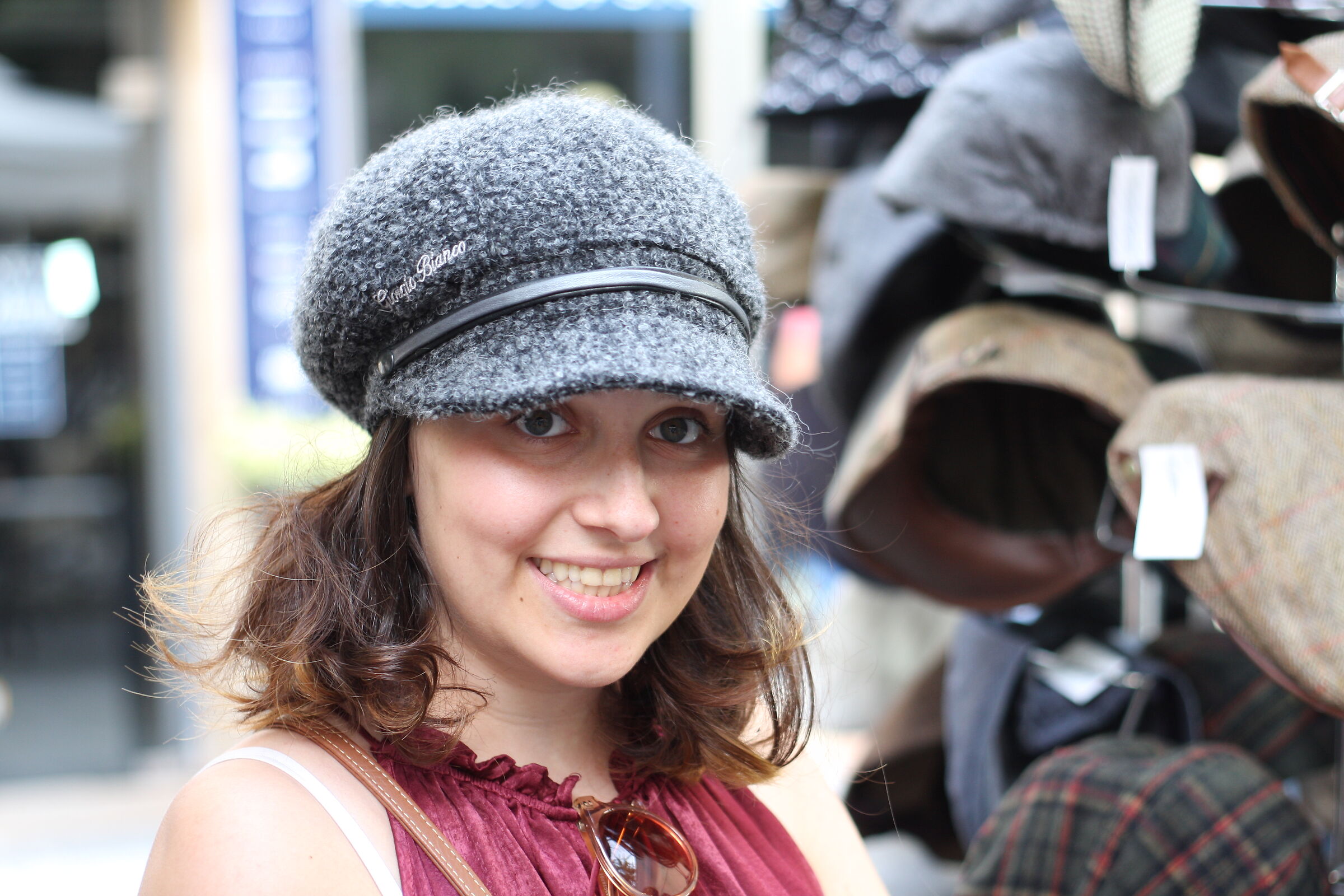 provare i cappelli al mercato