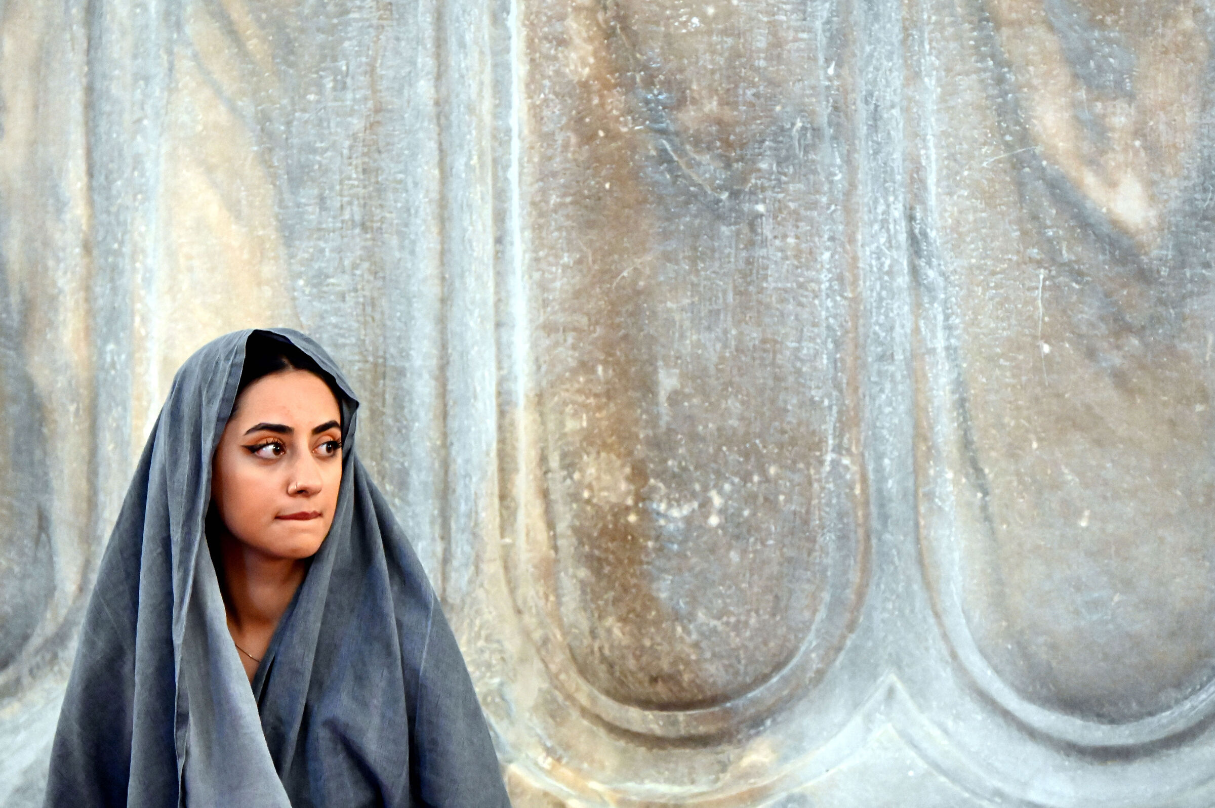 Istanbul, ragazza nella Moschea Blu