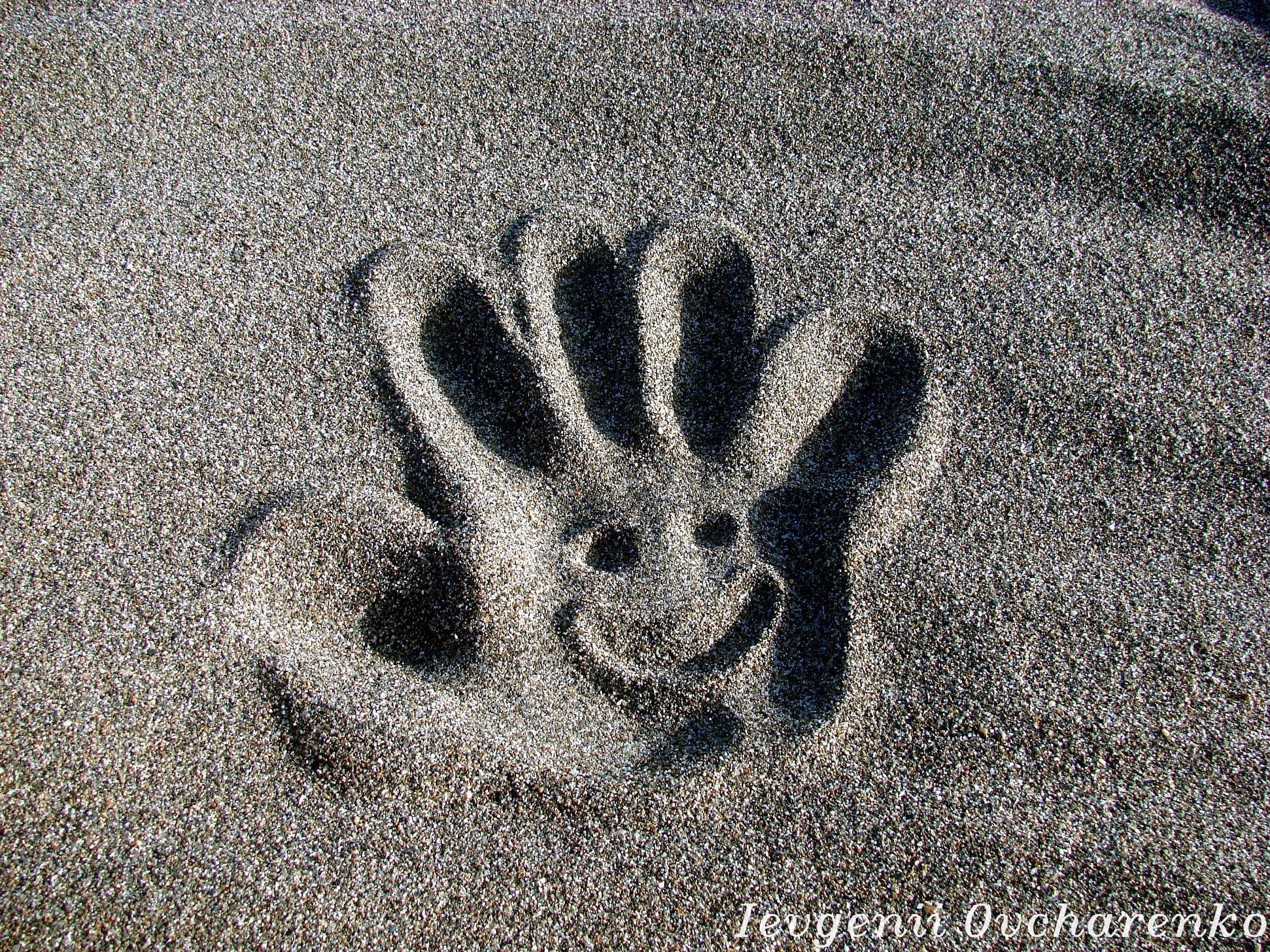 Ma happy handprint on the beach of Sardegna