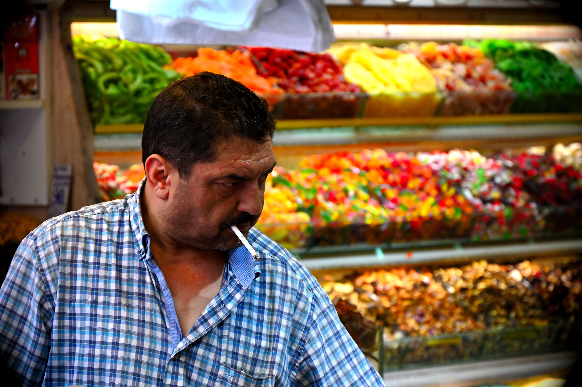 Istanbul, il fumatore del mercato