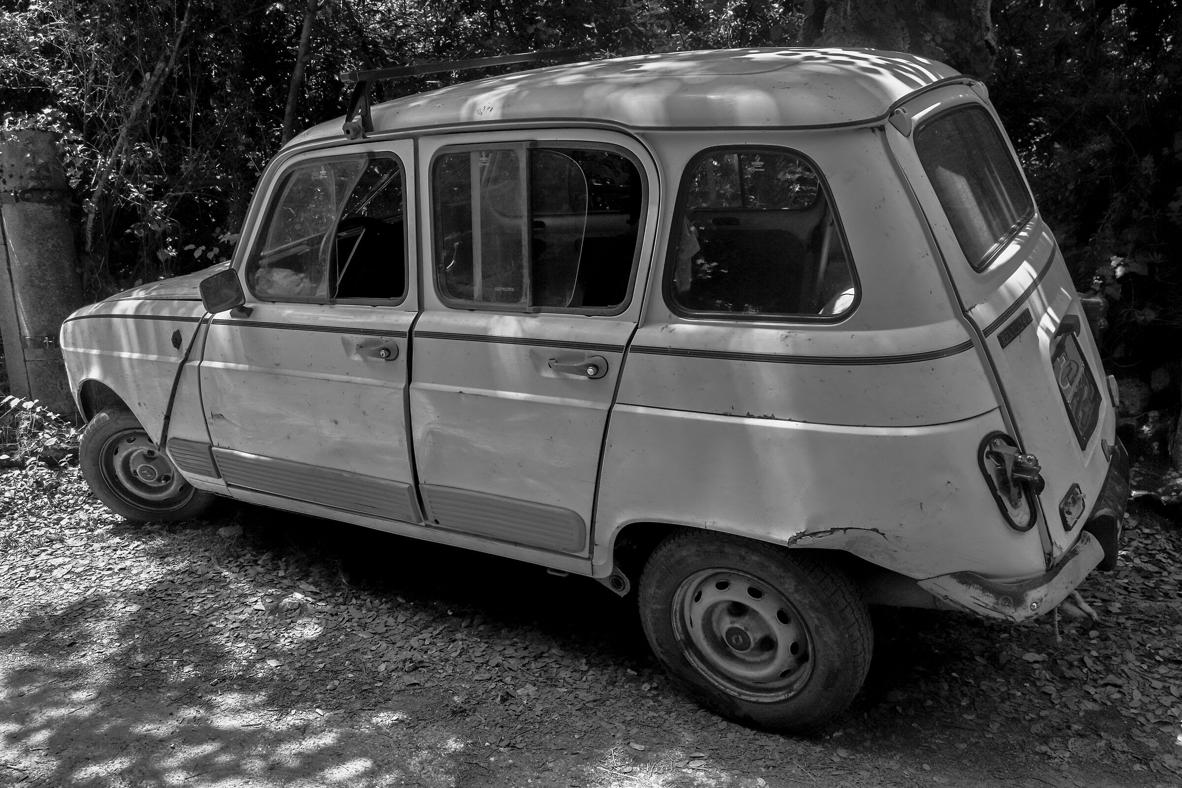 Renault 4 vecchia, fa buon brodo...