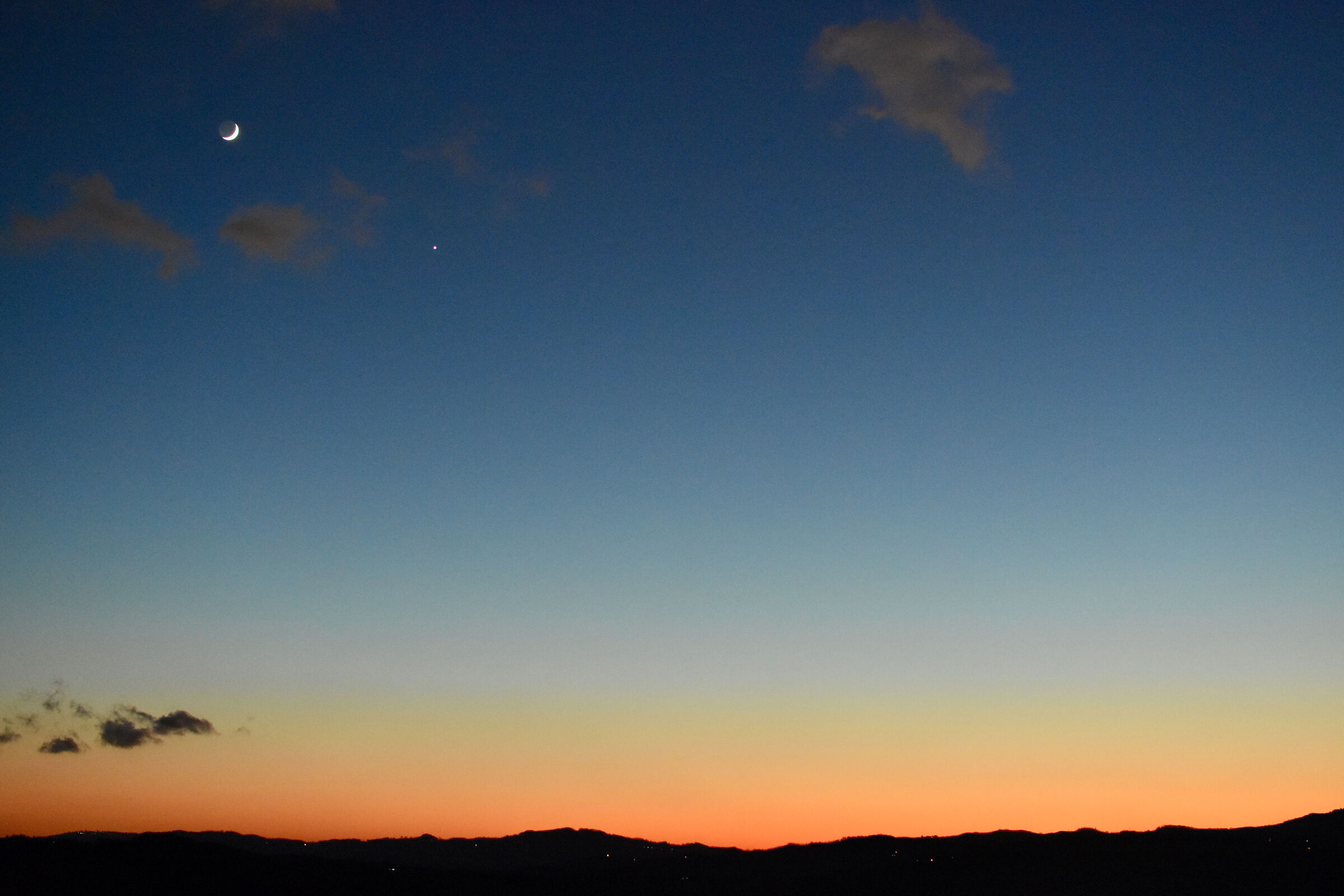 Congiunzione di Luna e Venere al tramonto