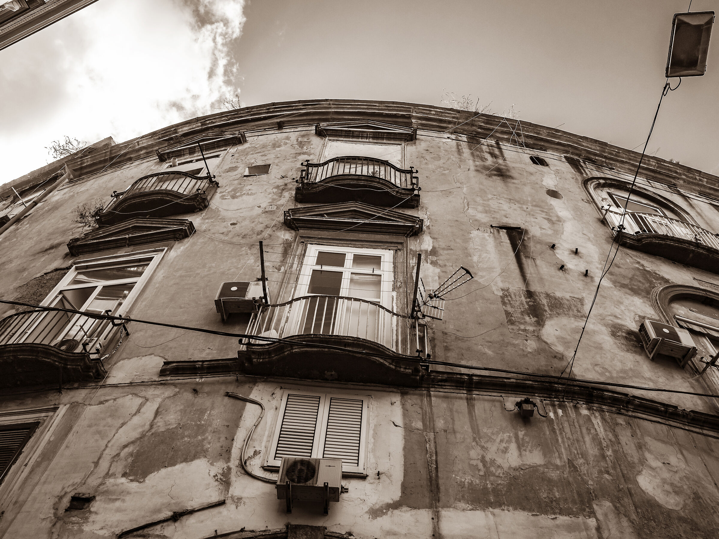 Naples: the building in curve
