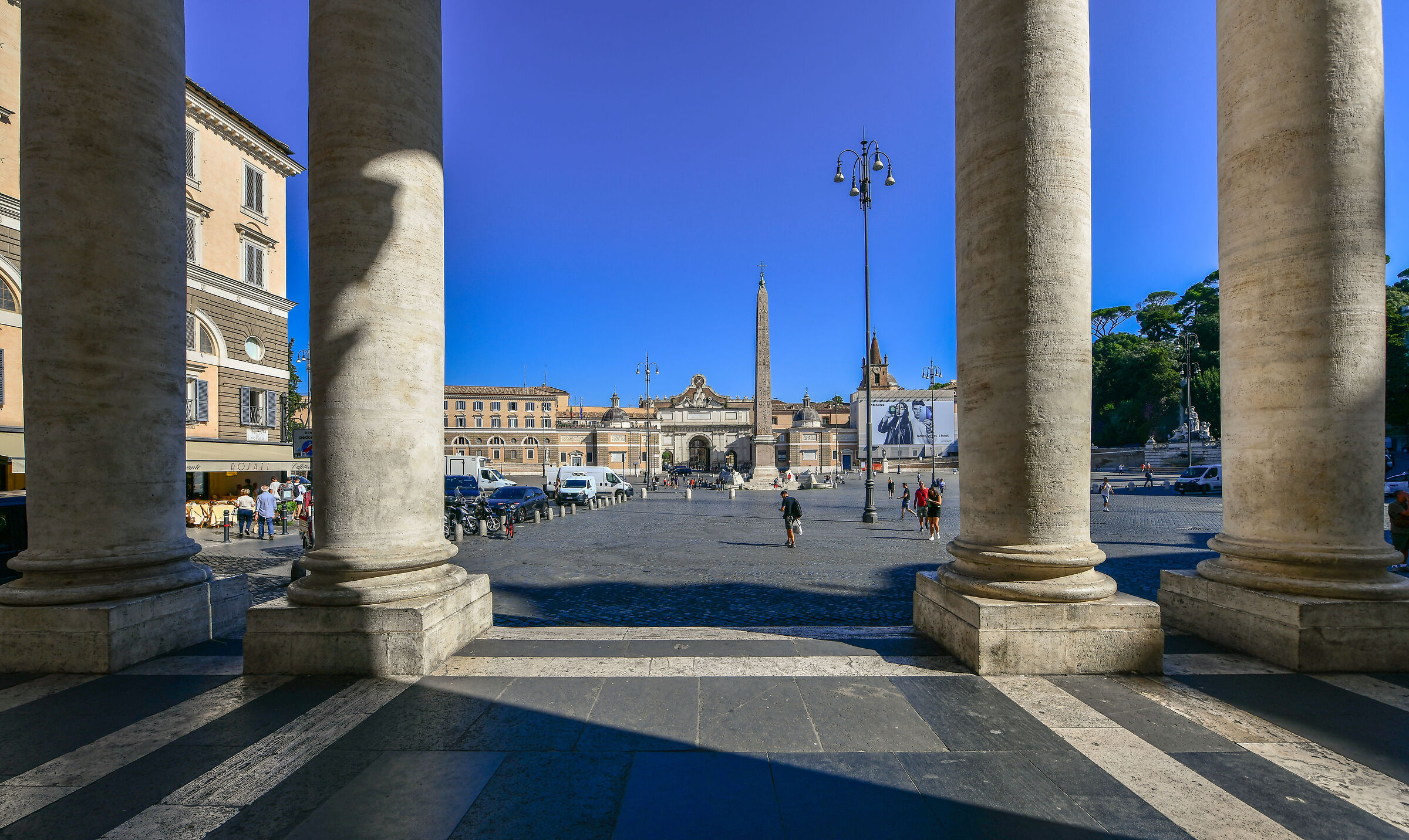 Roma-P.za del Popolo dal portico di S.Maria dei Miracol