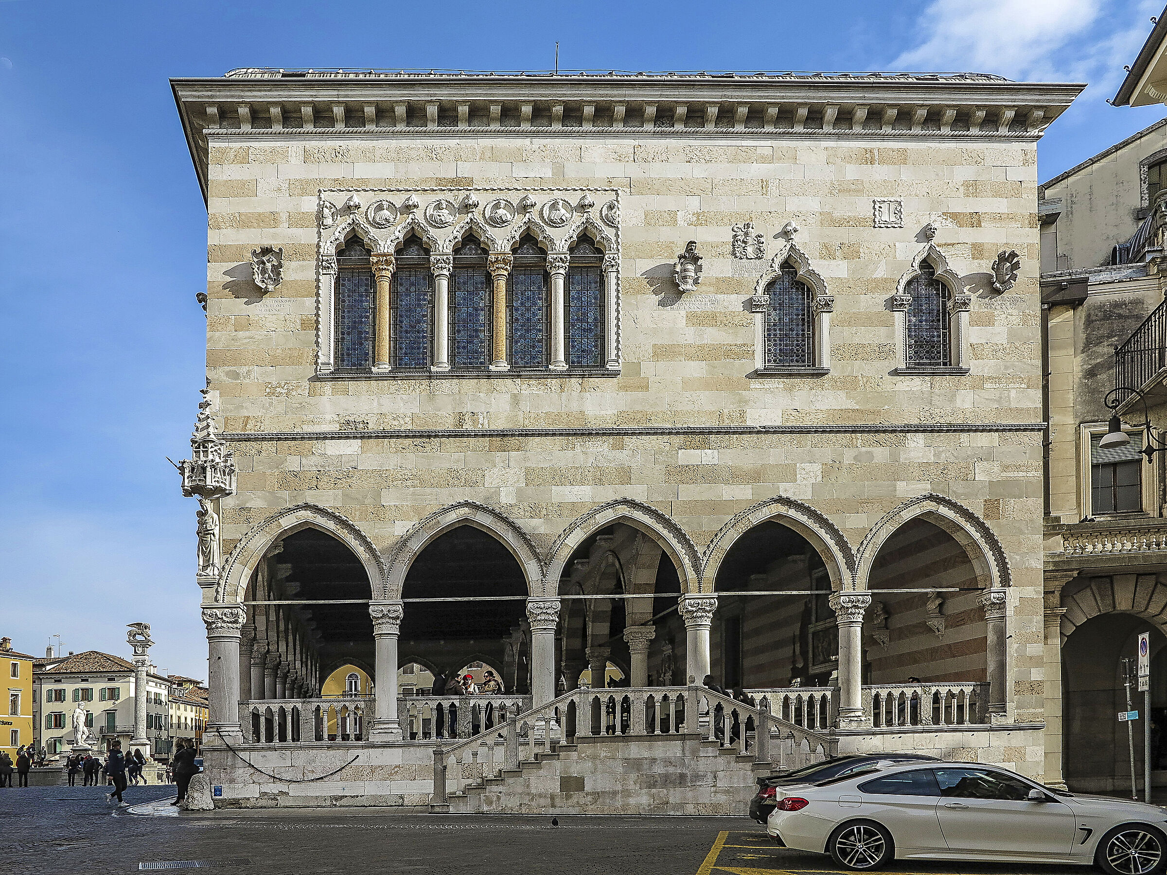 Vista laterale della Loggia del Lionello - Udine