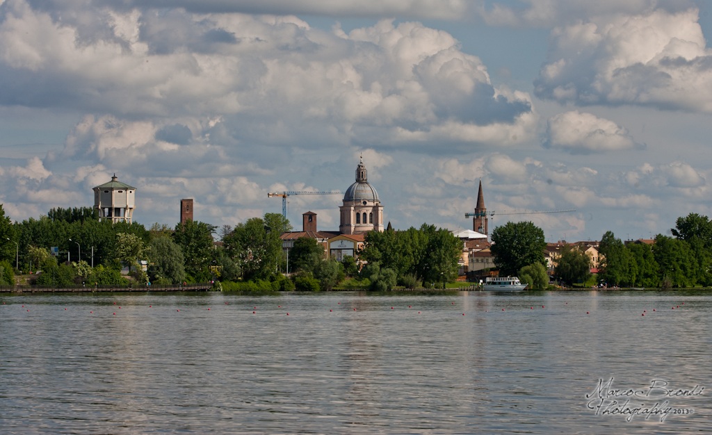 Mantova dall'altra parte del lago