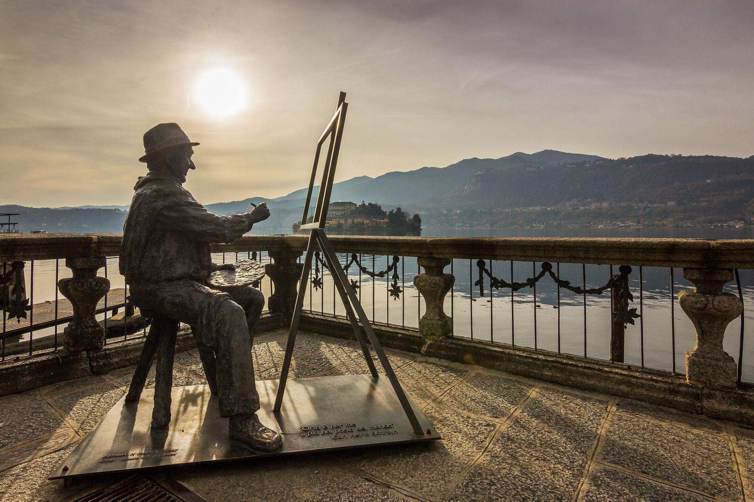 Tramonto invernale sul lago d'Orta.