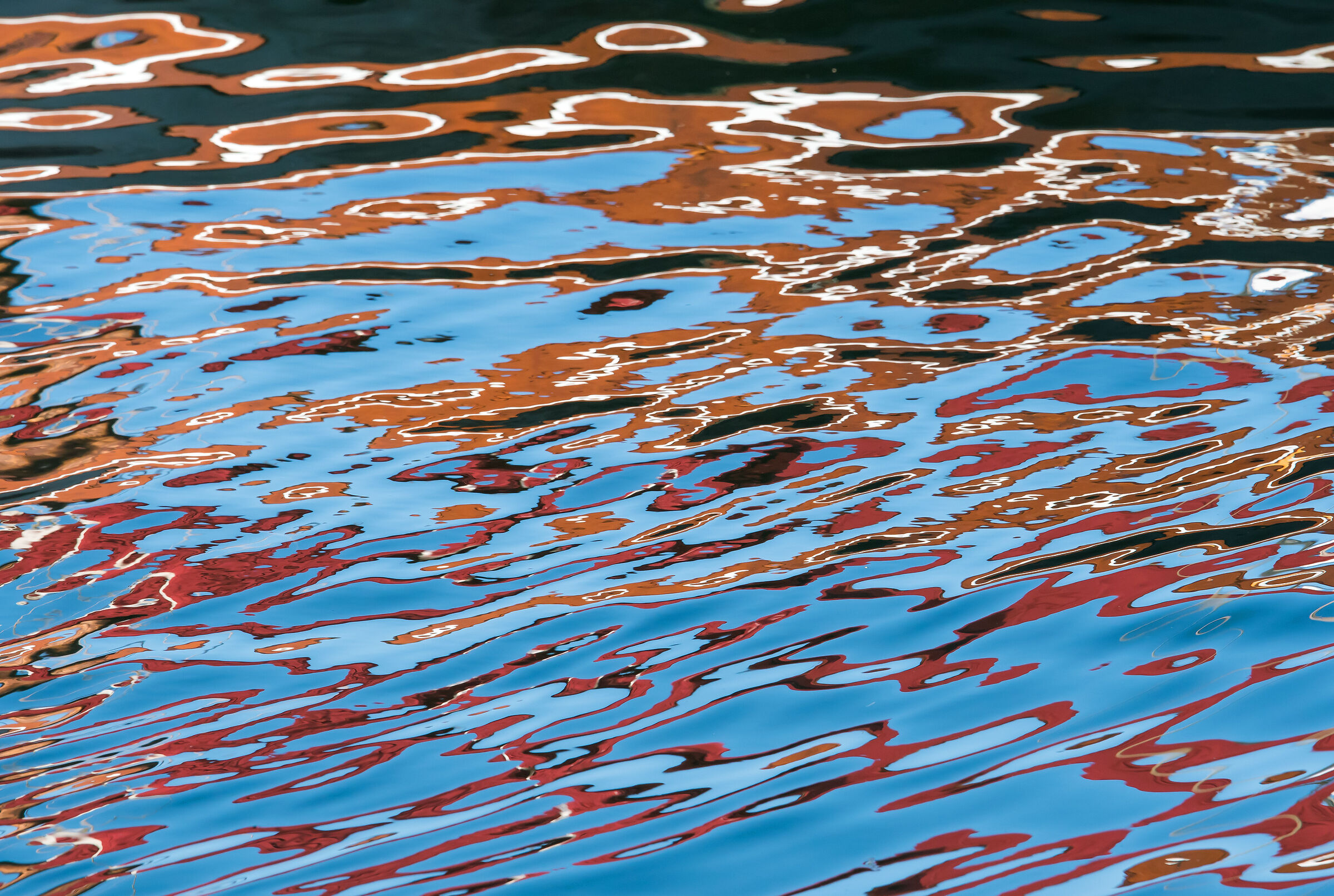 Riflessi delle case lungo l'Oslofjord