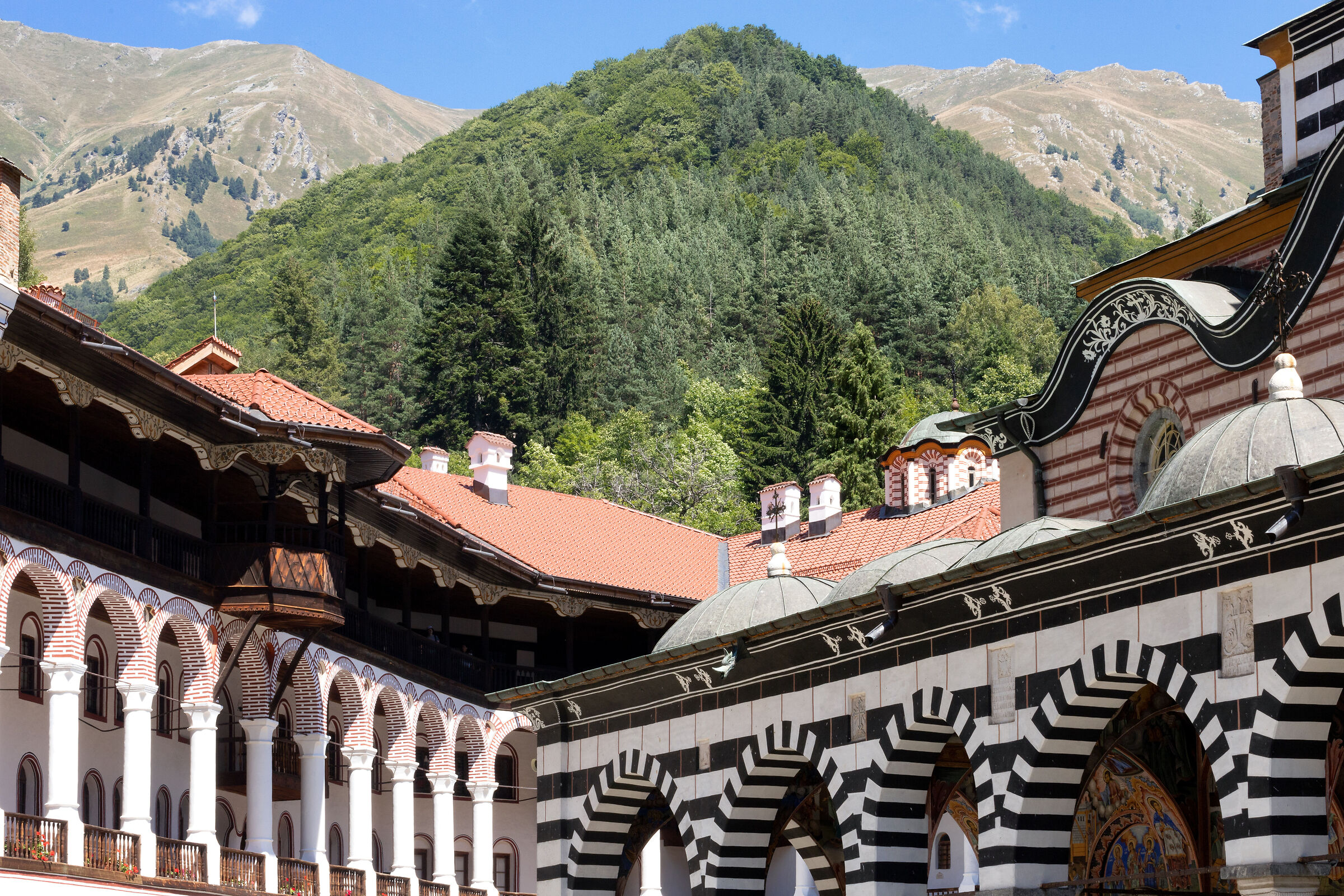 Monastero di Rila: il portico e le montagne I