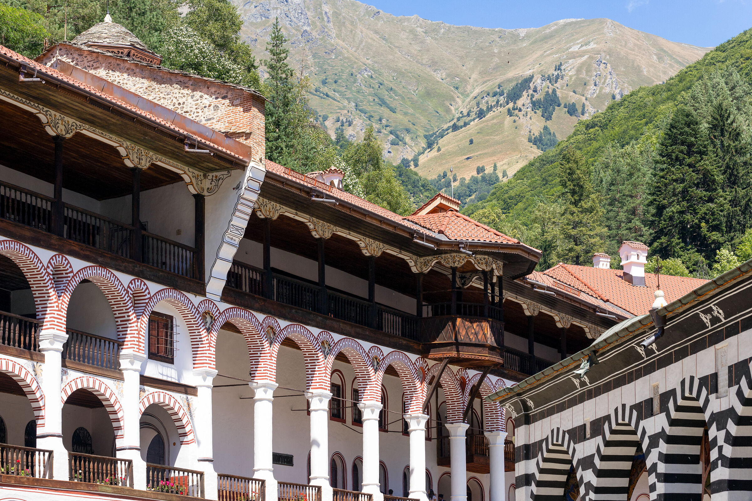 Monastero di Rila: il portico e le montagne II