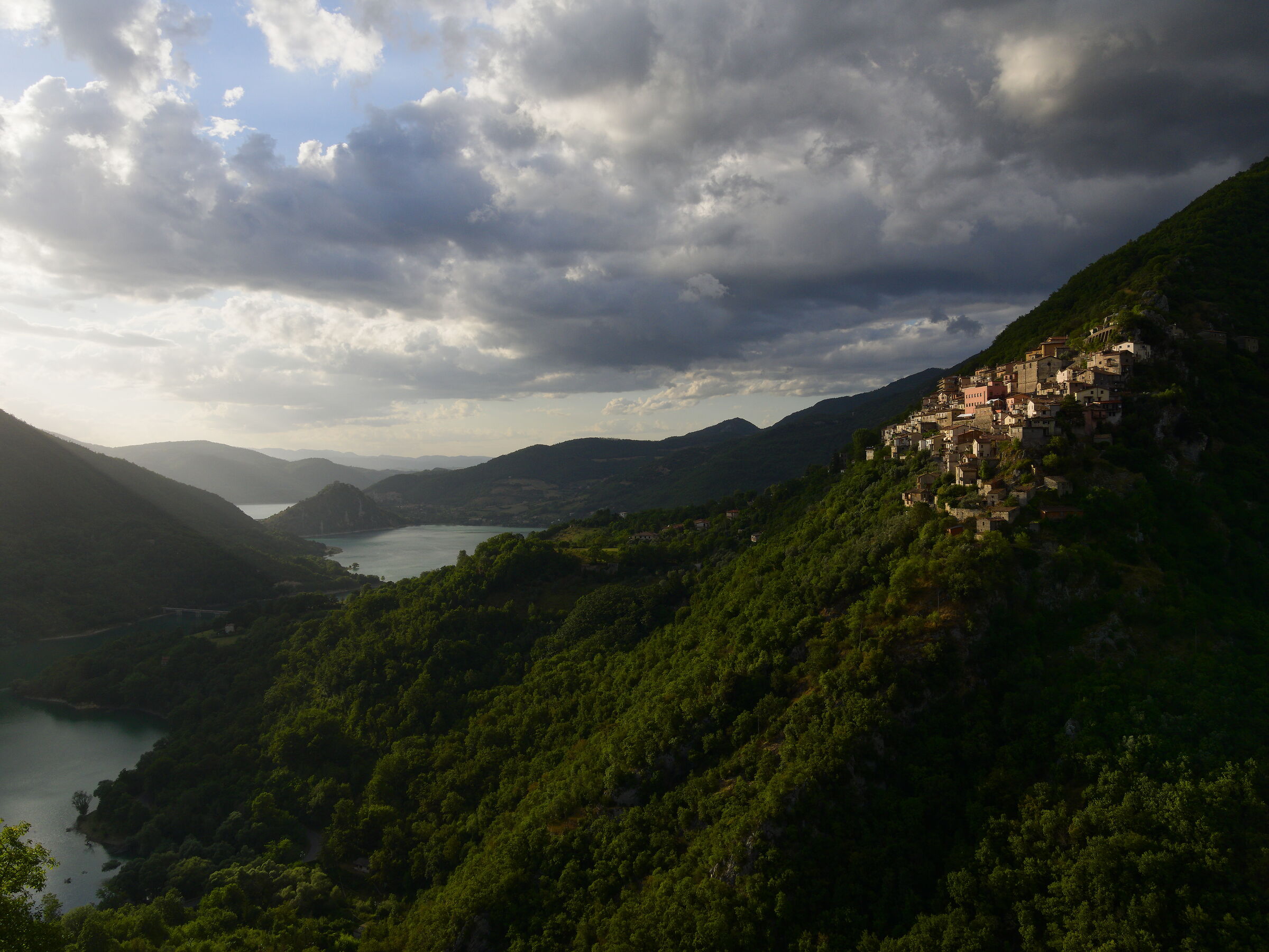 Ascrea sul Lago del Turano