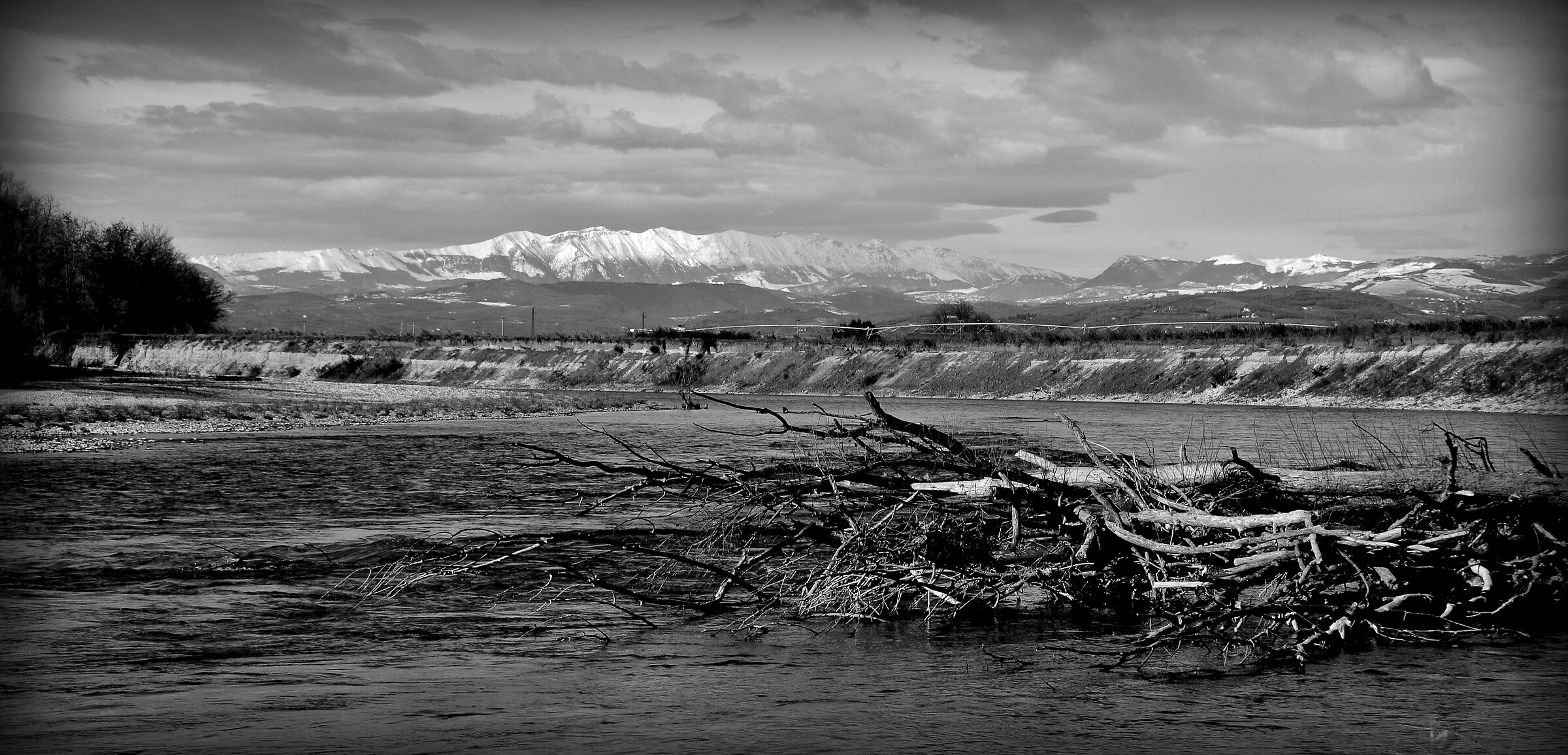 L'Adige e sullo sfondo il Monte Baldo